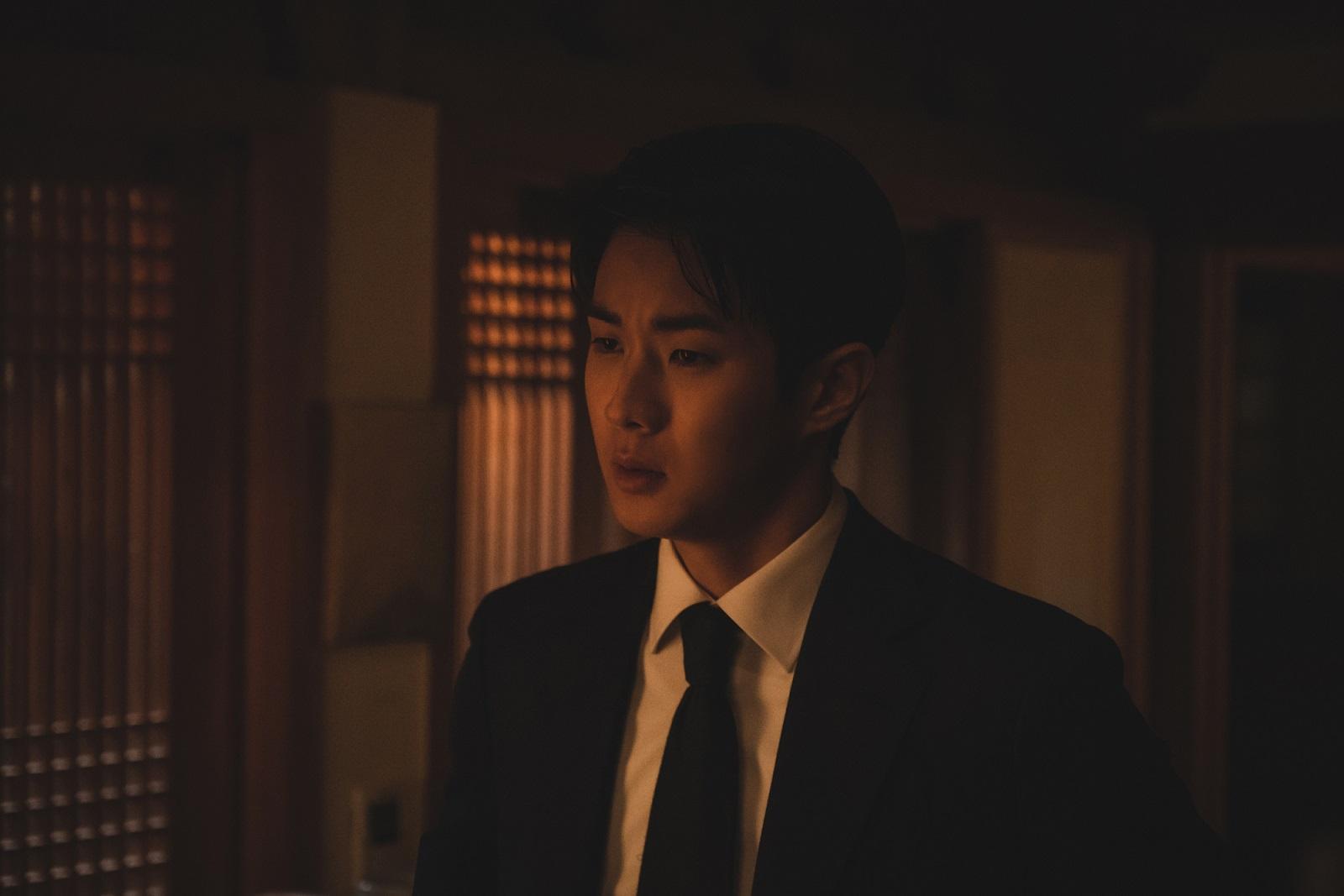 崔宇植在《無間對決》穿上西裝帥氣演戲,想讓爸爸媽媽也在大銀幕看到自己的模樣。(車庫娛樂提供)