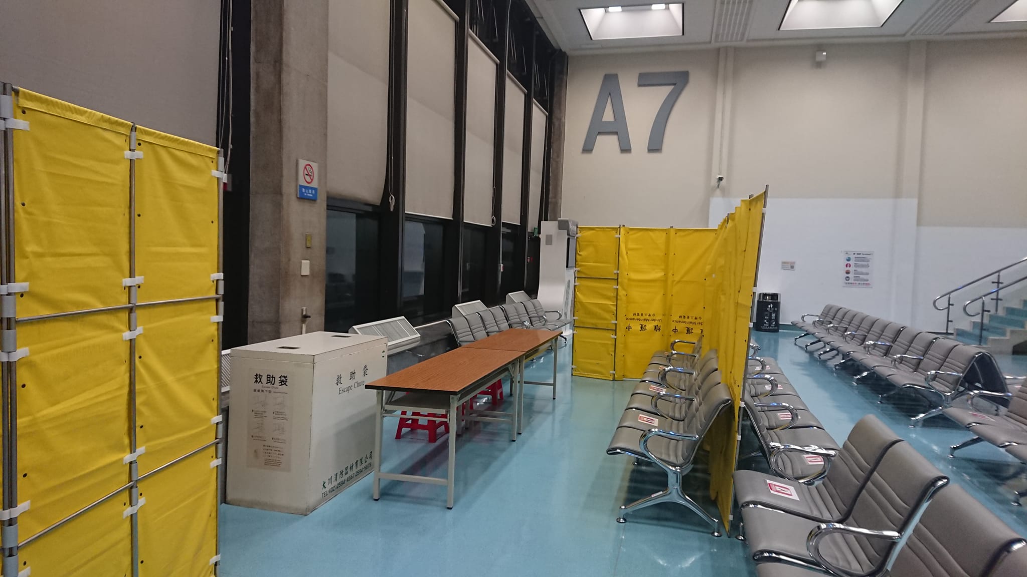 長程航班「落地即刻檢驗，確診空側後送」即日起開始執行，目前已有不少確診個案在機場就攔截下來。（翻攝自王必勝臉書）