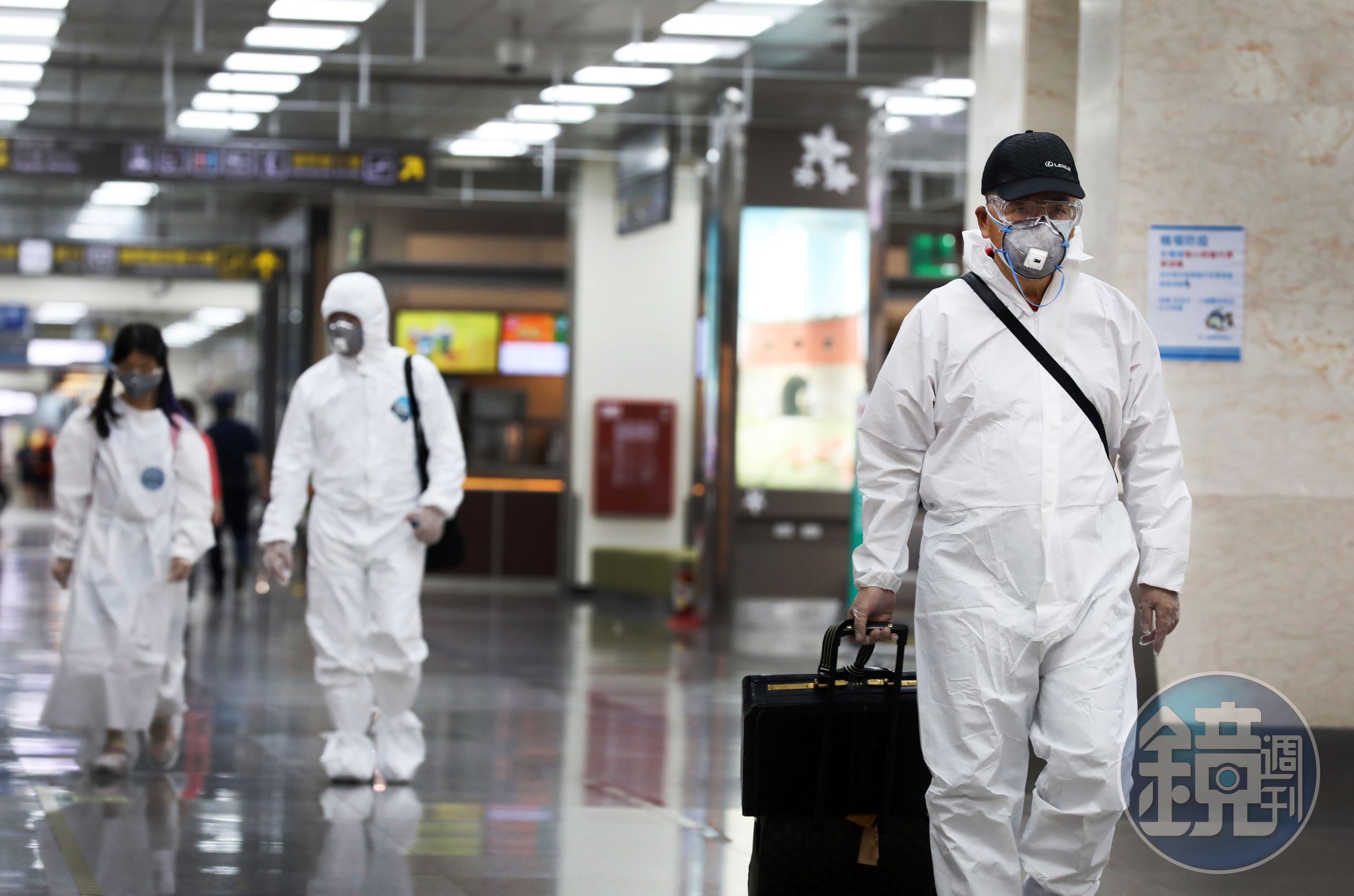 本土疫情隨桃機群聚案再起，不少人憂心急忙購買防疫保單；圖為防疫示意圖，與當事人無關。（本刊資料照）
