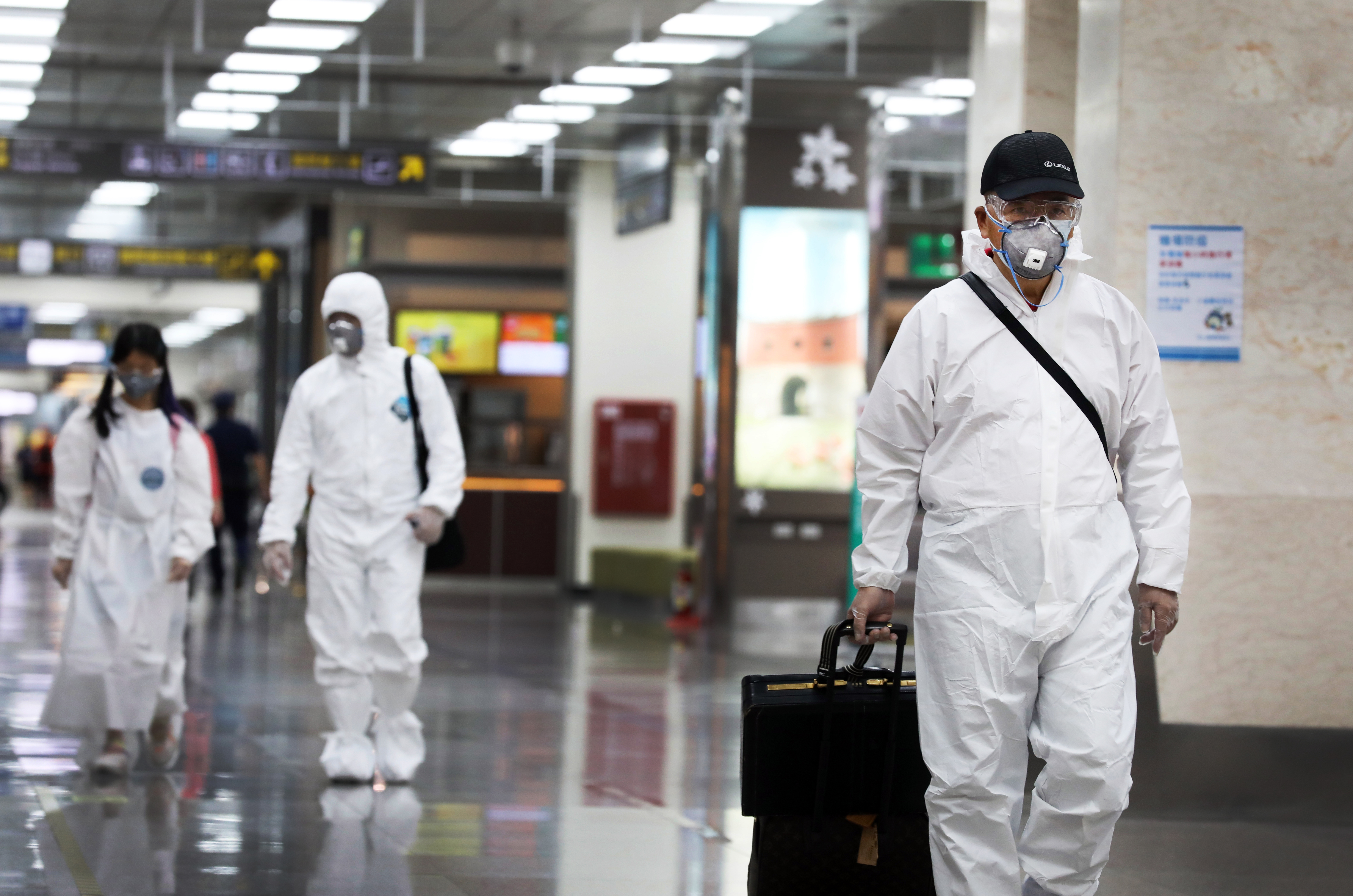 本土疫情隨桃機群聚案再起，不少人憂心急忙購買防疫保單；圖為防疫示意圖，與當事人無關。（本刊資料照）