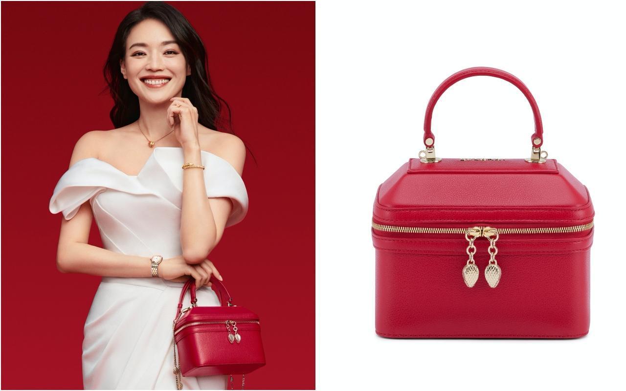 舒淇示範的BVLGARI 2022農曆新年特別款洋紅石榴石色小牛皮珠寶盒包款。NT$84,100（寶格麗提供）