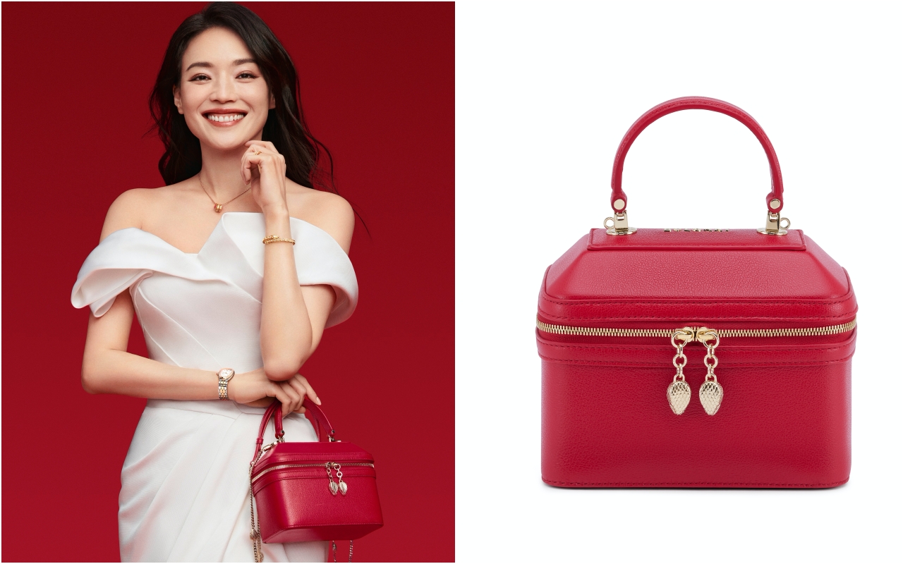 舒淇示範的BVLGARI 2022農曆新年特別款洋紅石榴石色小牛皮珠寶盒包款。NT$84,100（寶格麗提供）