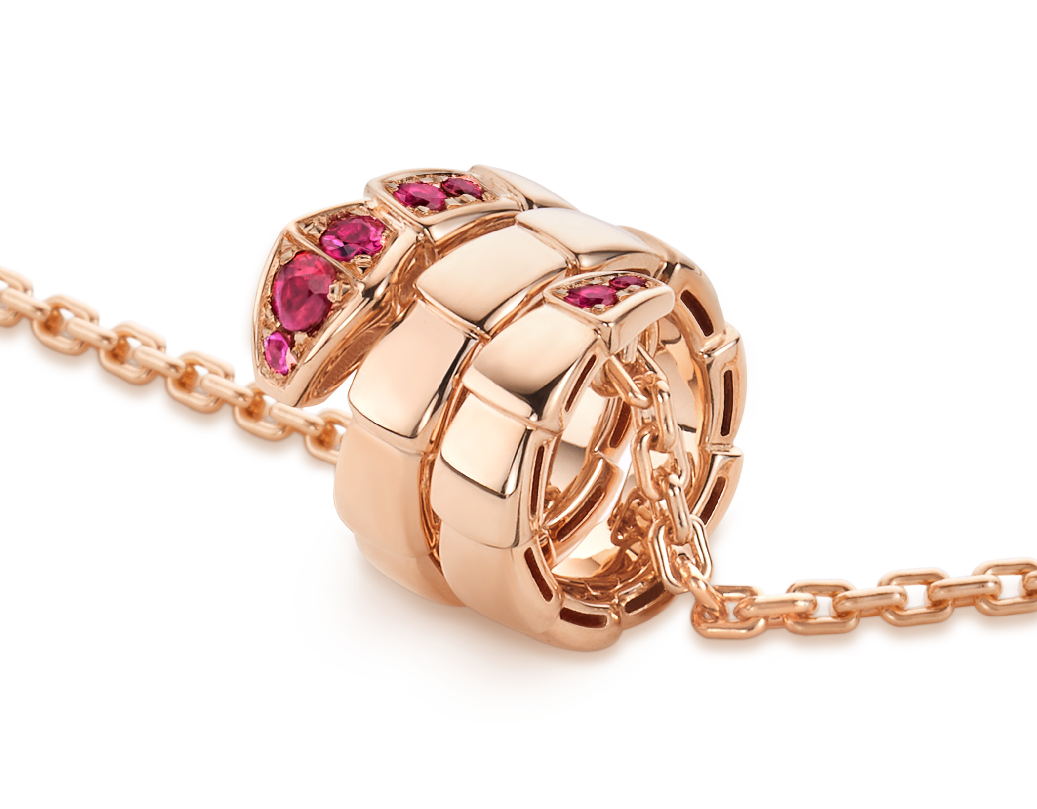 BVLGARI 2022農曆新年特別款Serpenti Viper玫瑰金紅寶石項鍊。NT$125,600(寶格麗提供)