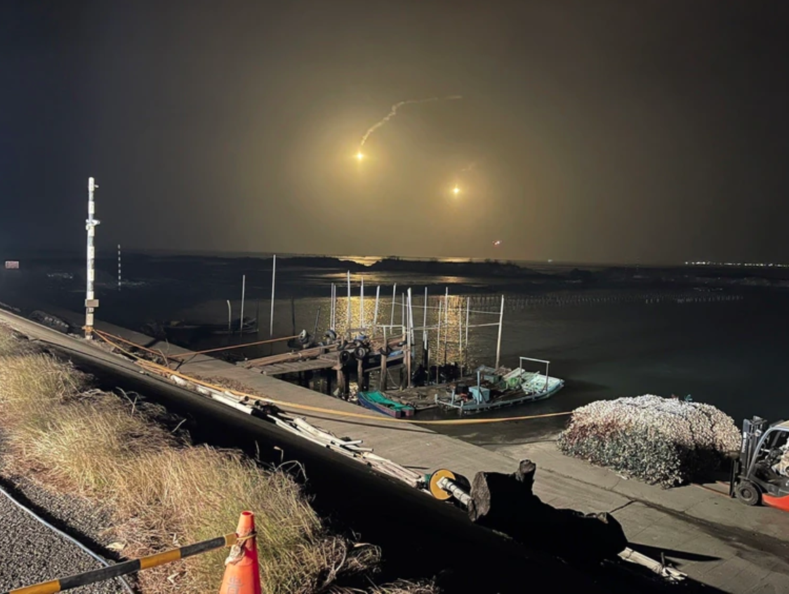 國軍運輸機發射照明彈，徹夜搜索失聯飛官陳奕。（嘉義縣消防局提供）