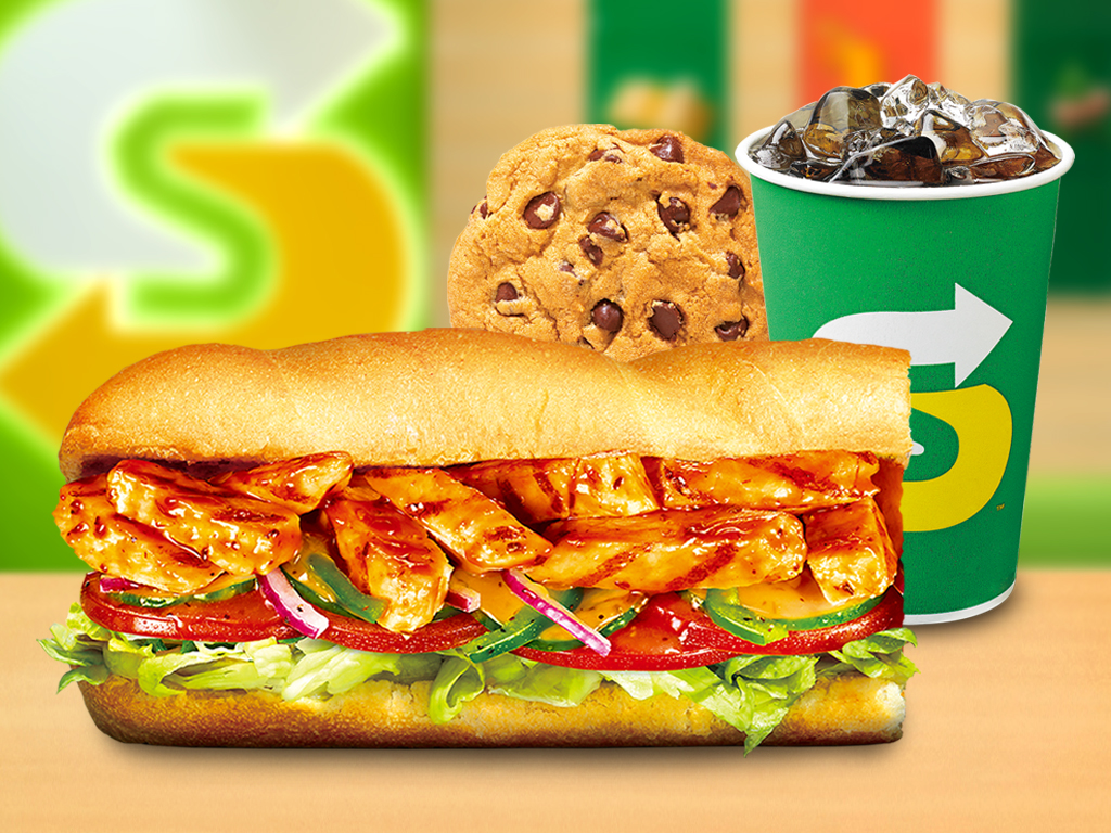 SUBWAY近日推出期間限定新品「辣拌嫩雞堡」，有別與以往的辣度口感，準備征服消費者味蕾。