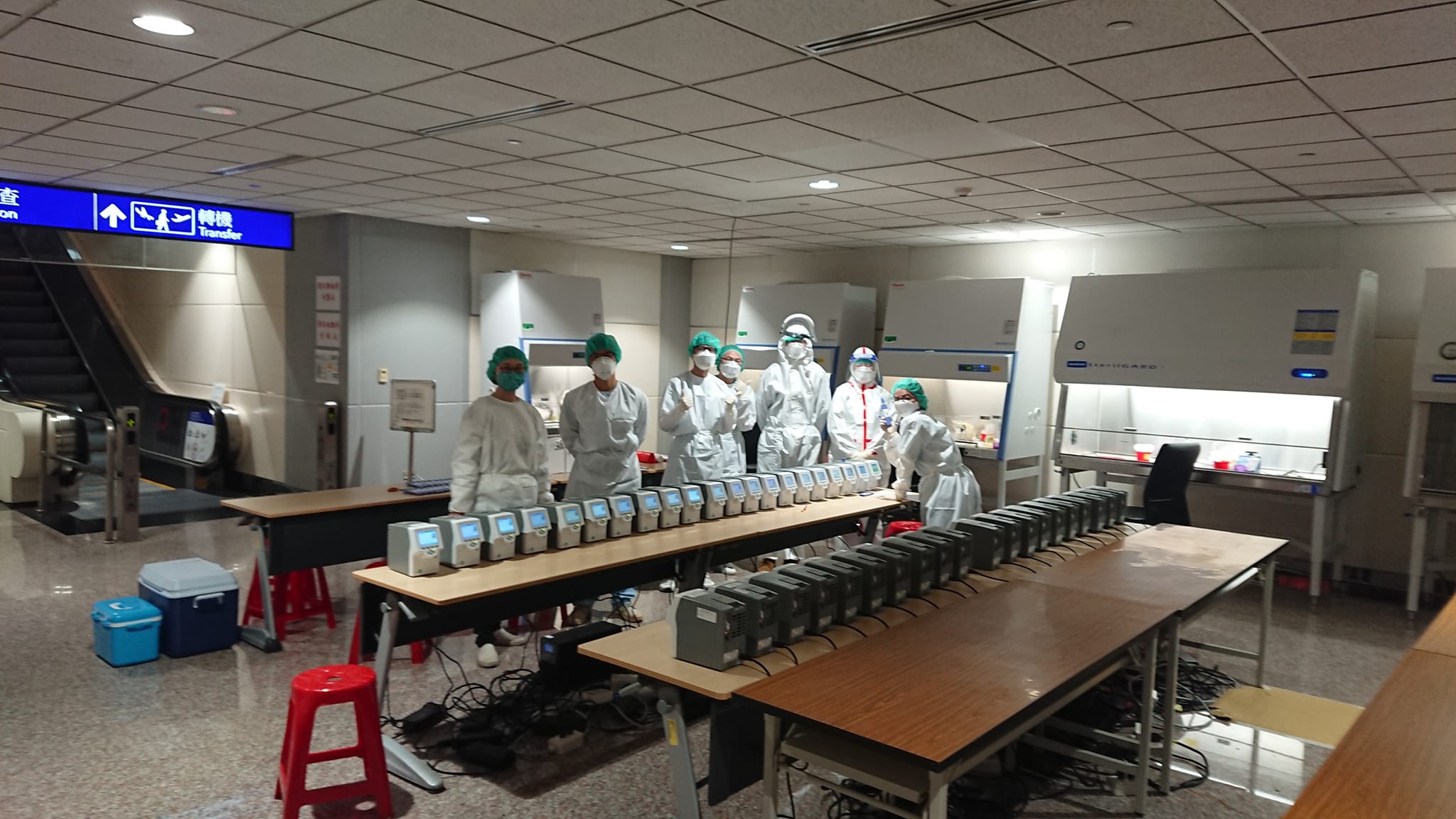 桃機前進指揮所指揮官王必勝指出，今（12）清晨有3班飛機落地，檢驗儀器也增至百台，篩檢作業比昨天順暢許多。（翻攝王必勝臉書）