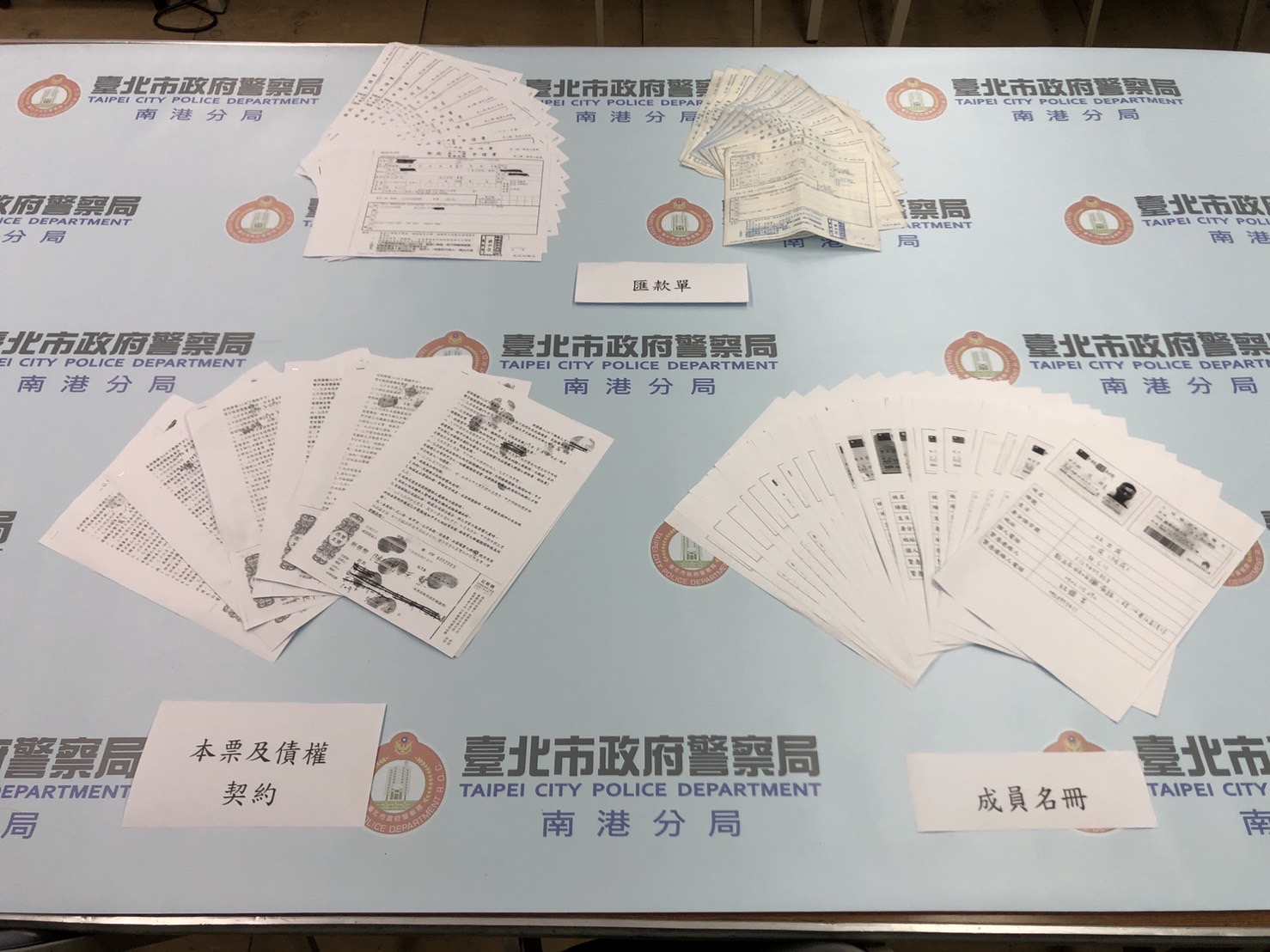 警方在林男住處查扣借據、本票、組織成員名冊等證物。（警方提供）