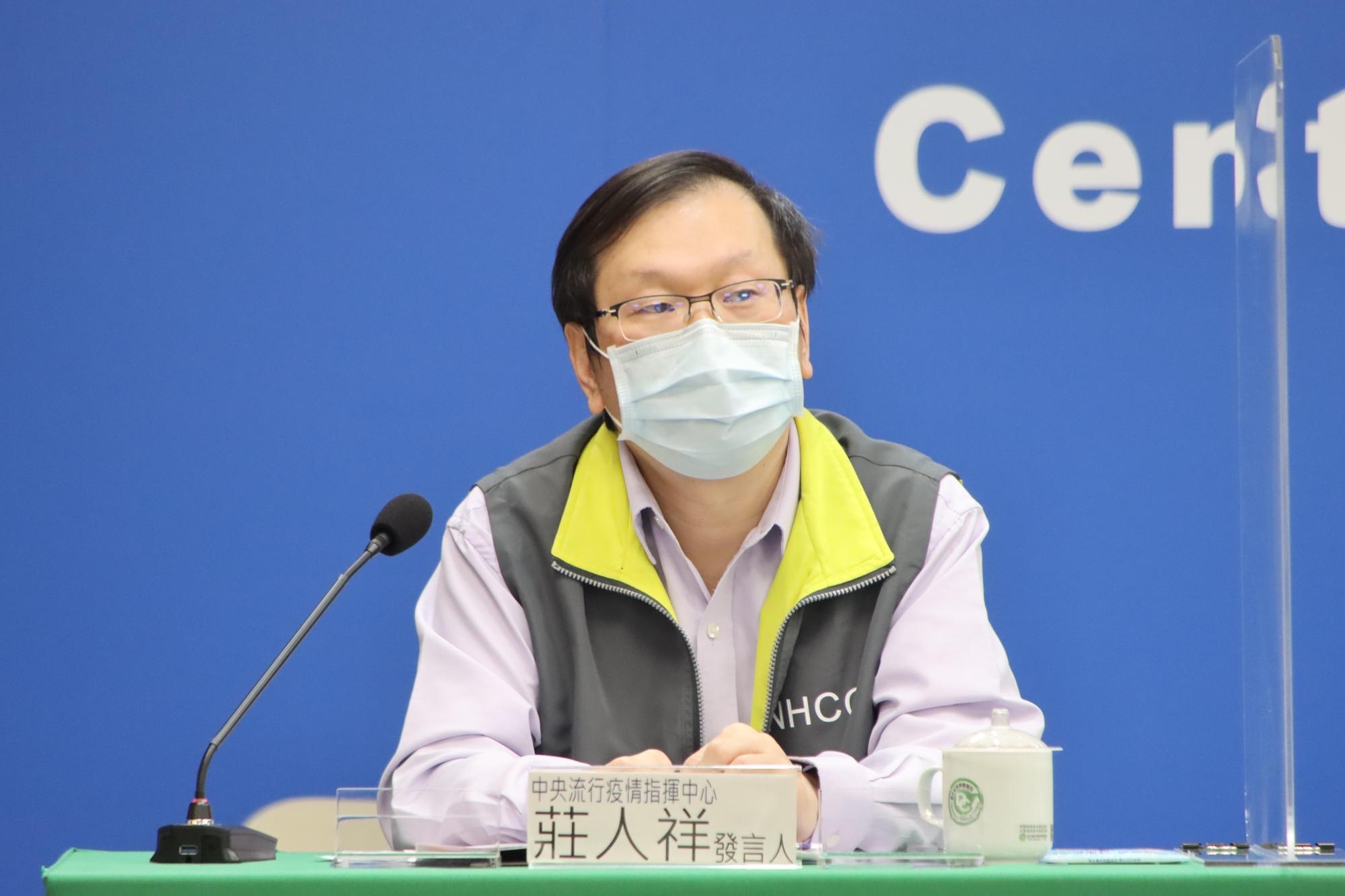 莊人祥說明口服藥物相關情況。(指揮中心提供)