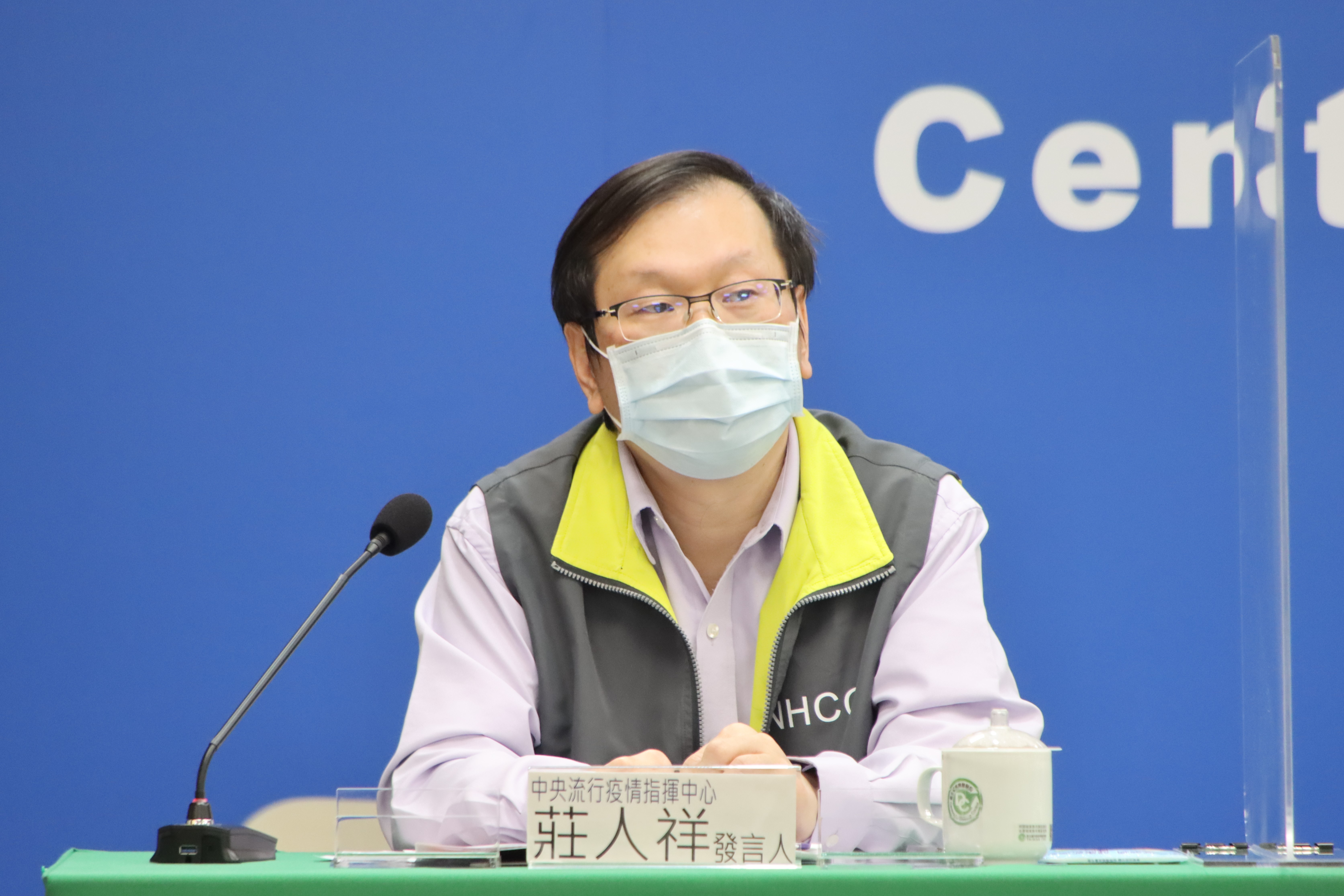 莊人祥說明口服藥物相關情況。（指揮中心提供）