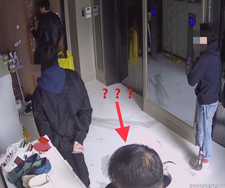 李靚蕾PO出家門口的監視器畫面,PTT的鄉民卻歪樓討論起吾疆的梯廳太亂。(翻攝自李靚蕾微博)
