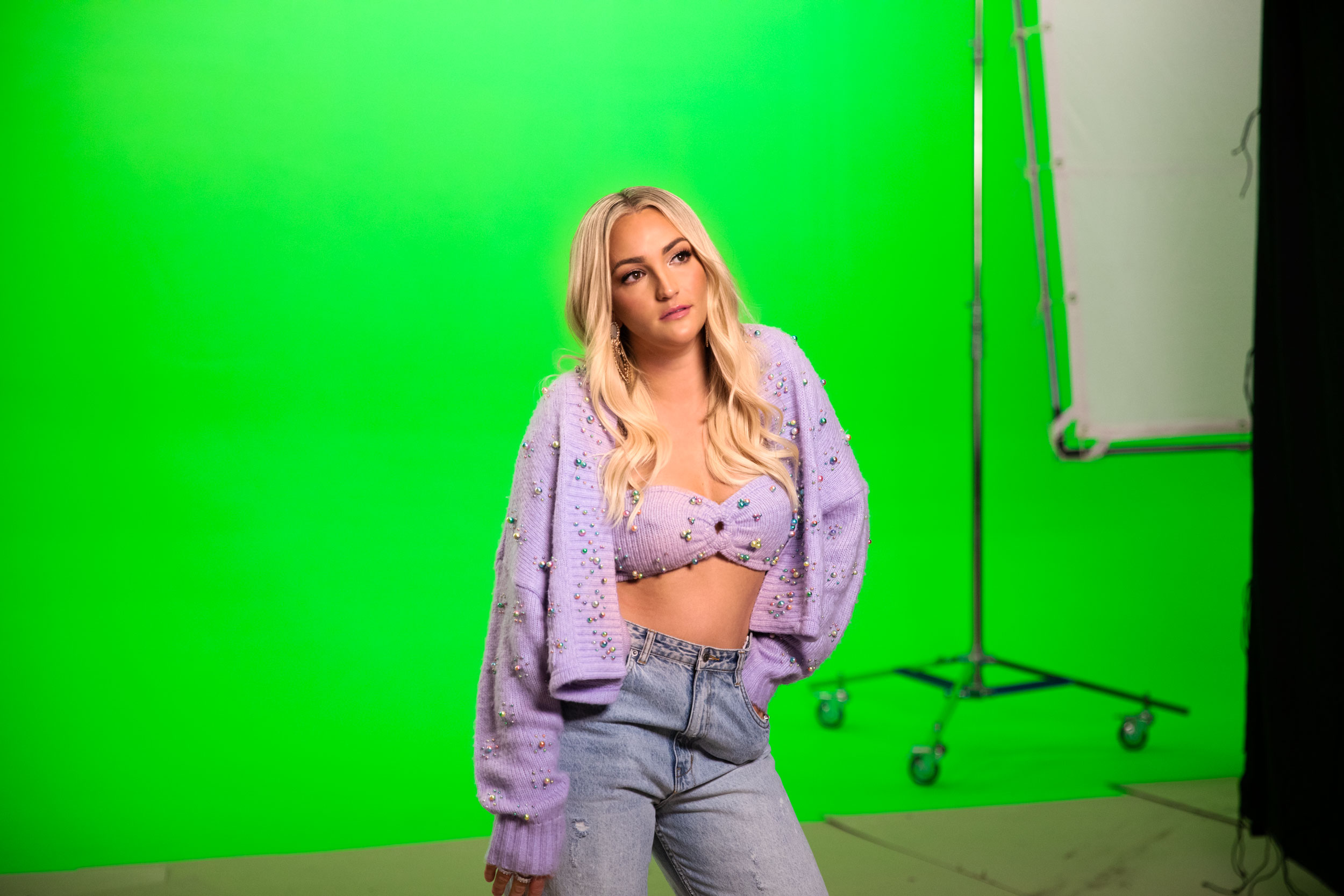 潔米琳斯小小年紀就頂著姊姊布蘭妮的光環出道，從演員身分繞了一圈才以歌手發片。（Republic Records/Universal Music/Katia Temkin提供）