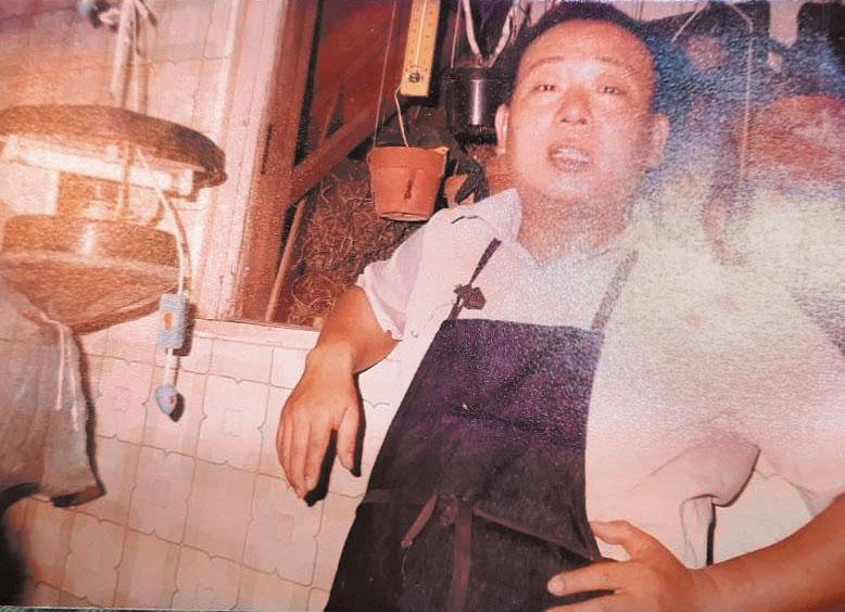 吳火塗創立欣欣初期,沒有知名度,時常為了借錢奔走。(吳火塗提供)