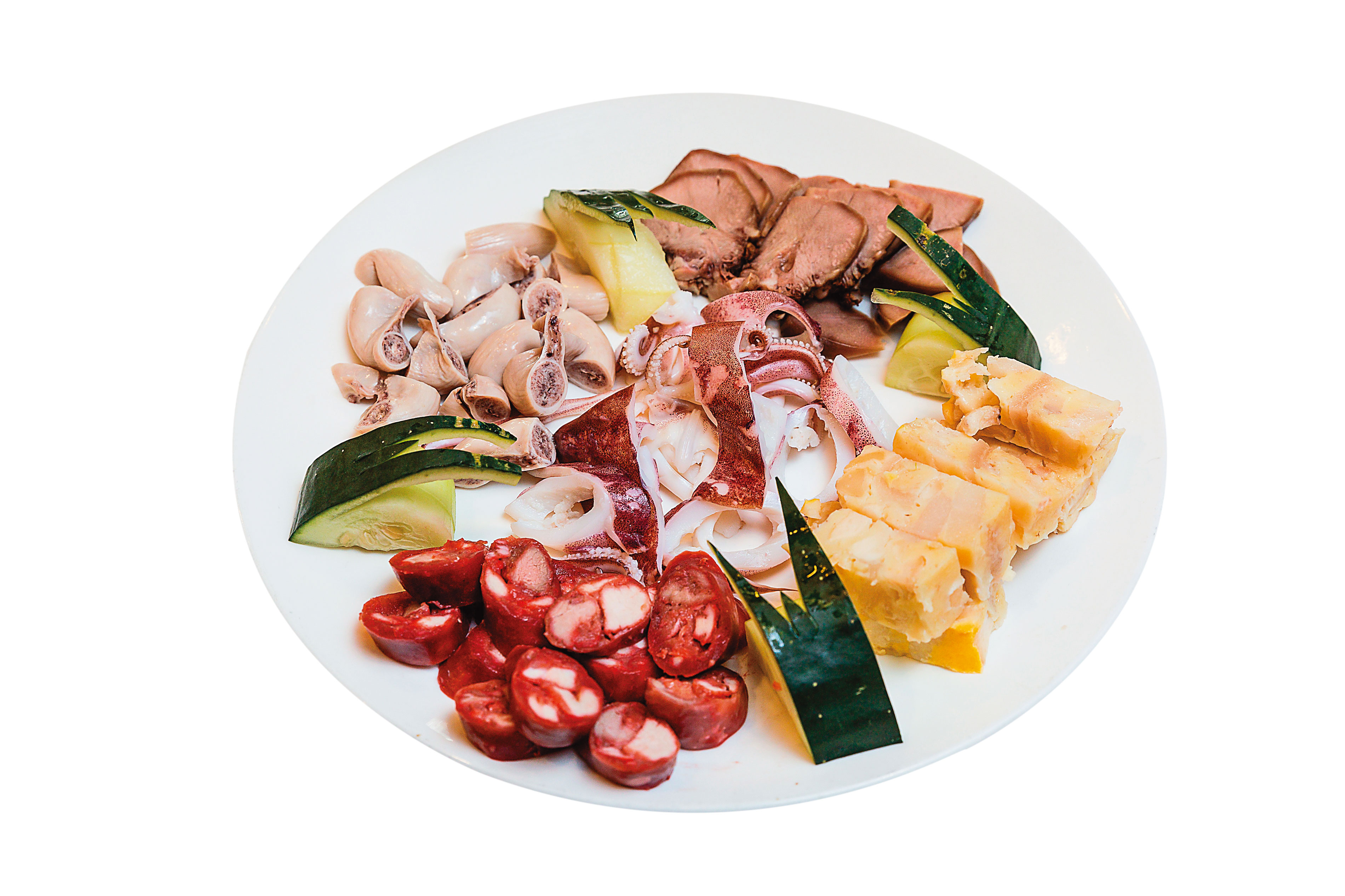 吳火塗家族祖傳的香腸熟肉，類似北部黑白切，可隨人數與喜好搭配。（350～550元／份）