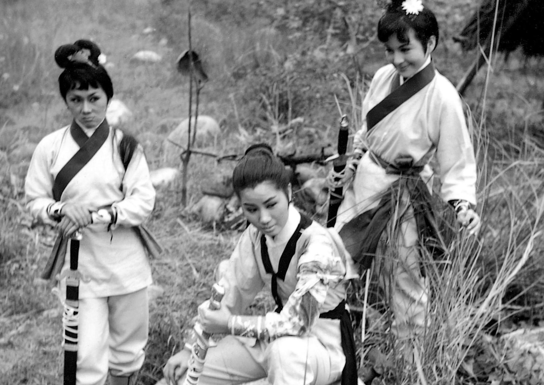 柳青(左起)、楊麗花與金玫主演的《三鳳震武林》為台語武俠片的代表作之一。(九一電影提供)