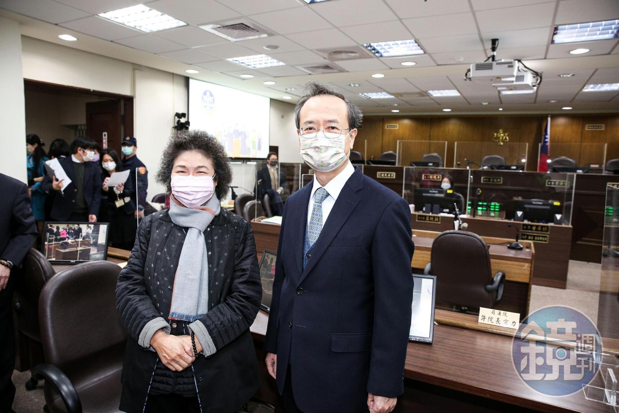 監察院長陳菊(左)由司法院長許宗力陪同,到台北地院參觀國民法官模擬開庭。