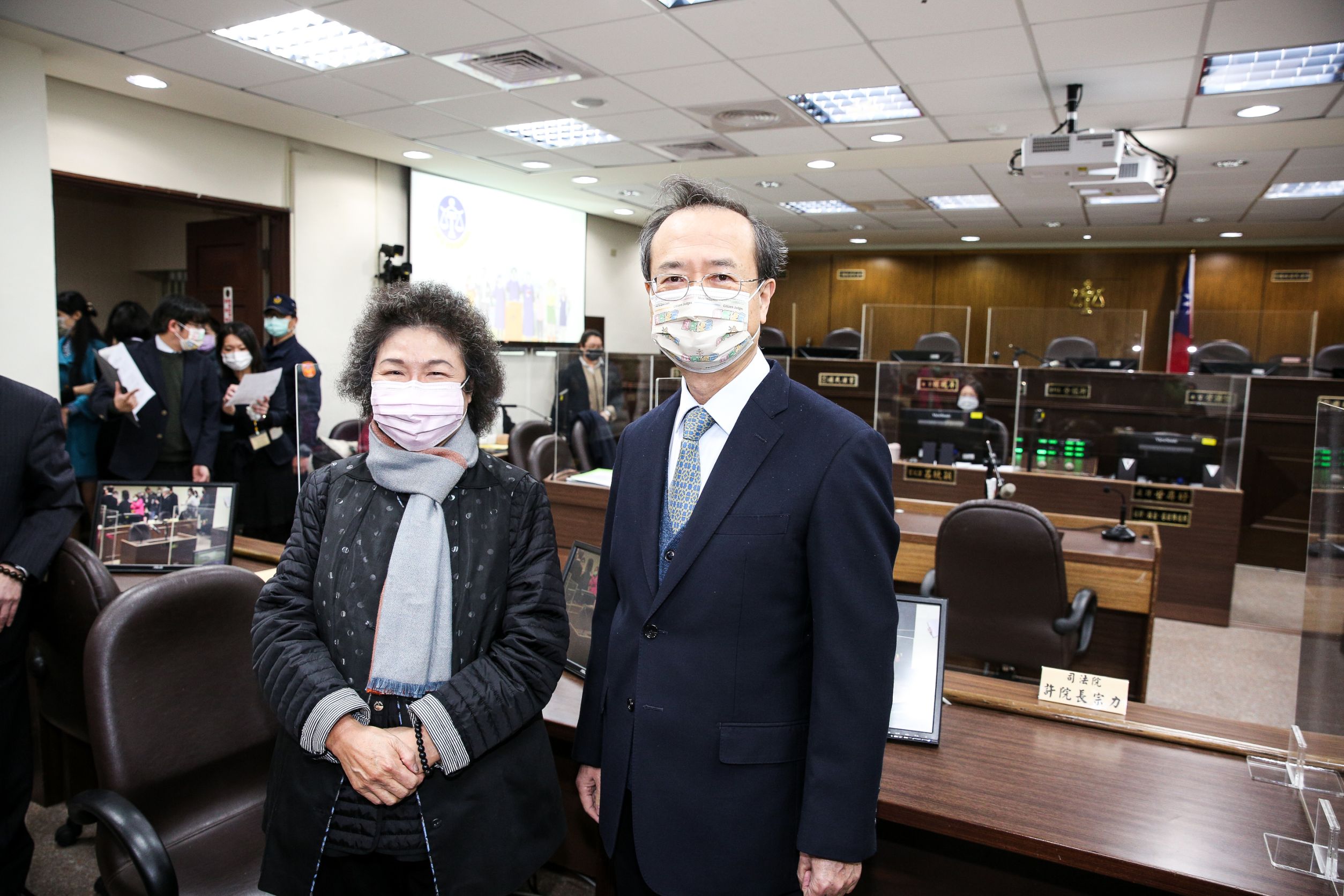 監察院長陳菊（左）由司法院長許宗力陪同，到台北地院參觀國民法官模擬開庭。