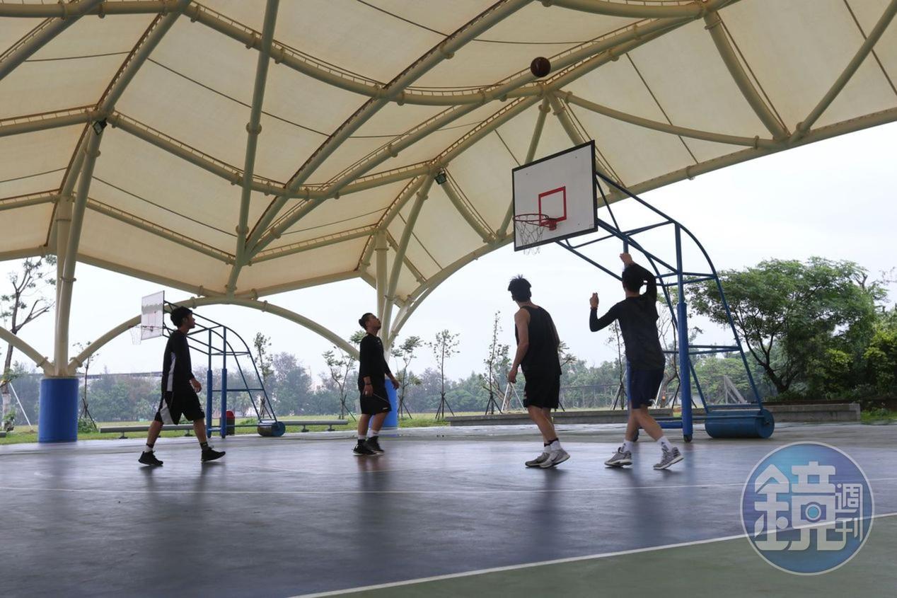 台北市政府預計恢復室內外運動全程佩戴口罩,包括打籃球。(鏡週刊提供,資料照)