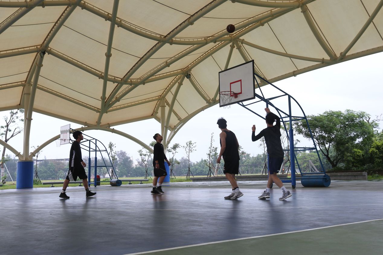 台北市政府預計恢復室內外運動全程佩戴口罩，包括打籃球。（鏡週刊提供，資料照）