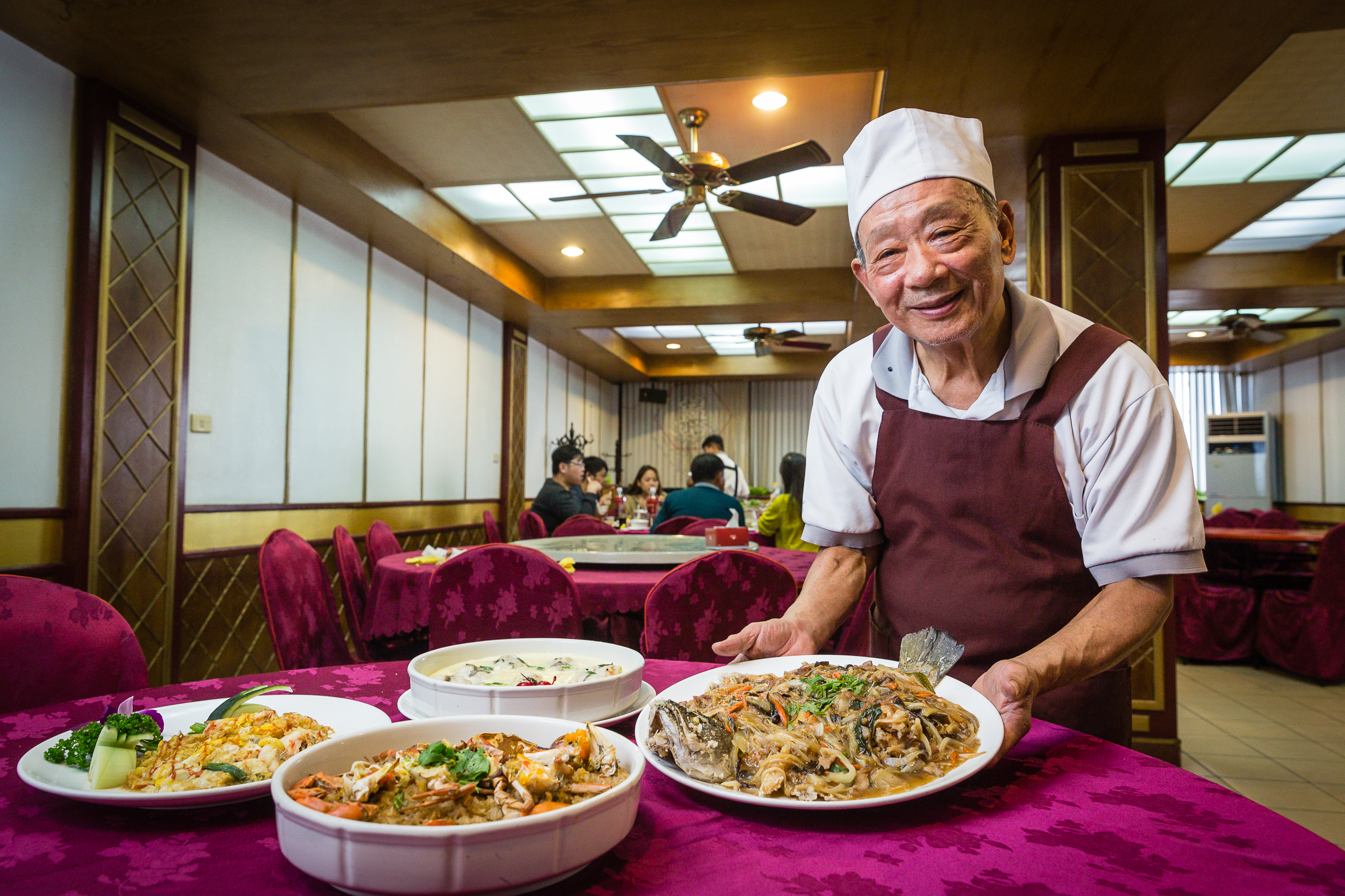 75歲的吳火塗年輕時曾在阿霞飯店當學徒，婚後創立欣欣餐廳，是目前府城最老的台菜總鋪師。