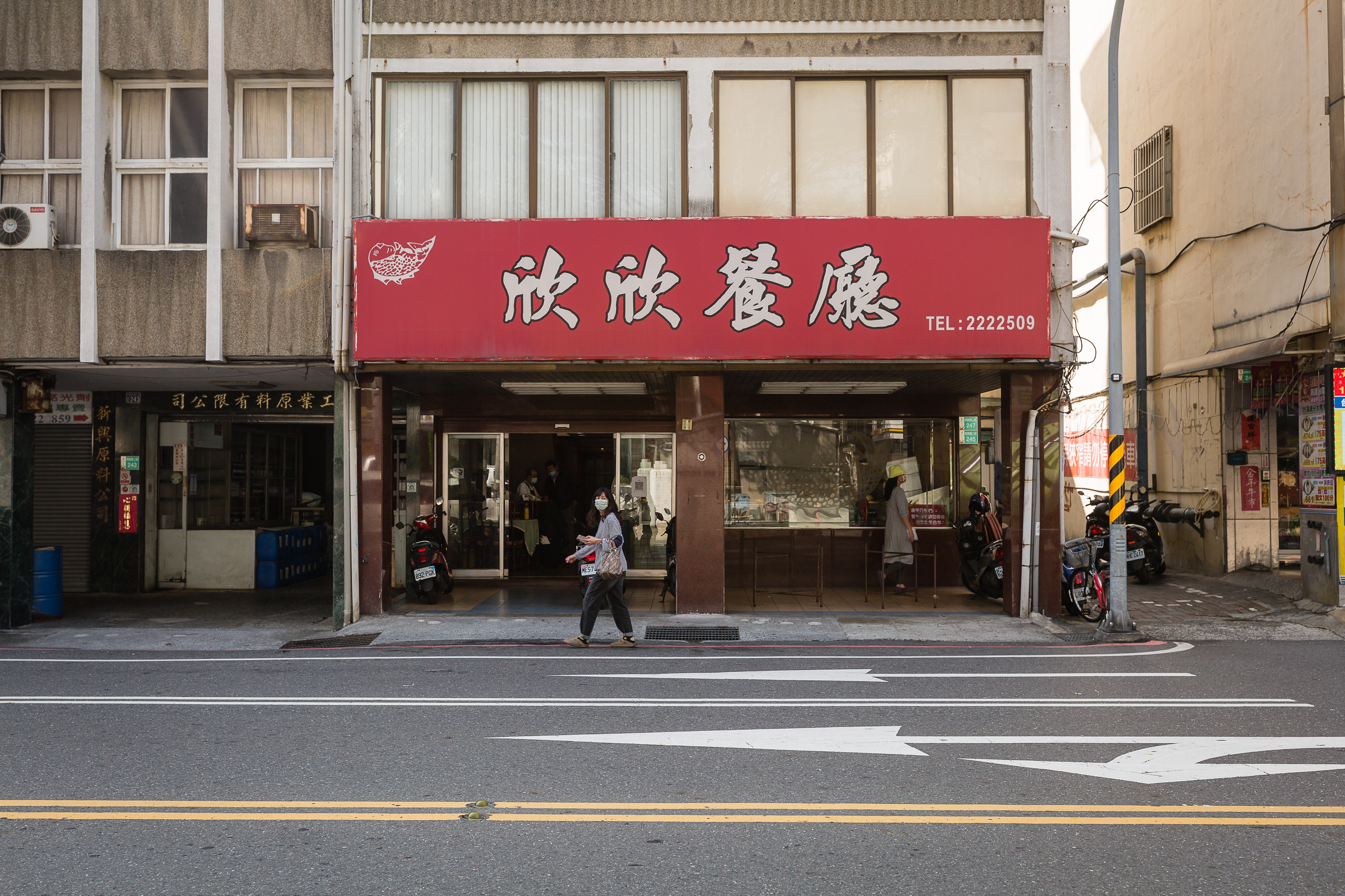 35年前,吳火塗買下欣欣餐廳民族路現址店面,紅底白字的招牌數十年不變。