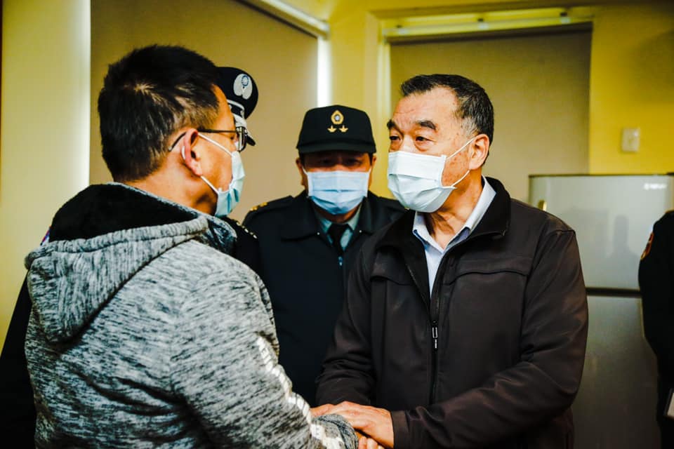 國防部長邱國正代表總統慰問陳奕家屬，並強調會全力投入搜救任務，絕不放棄任何希望。（翻攝自國防部發言人臉書粉專／軍聞社李忠軒攝影）