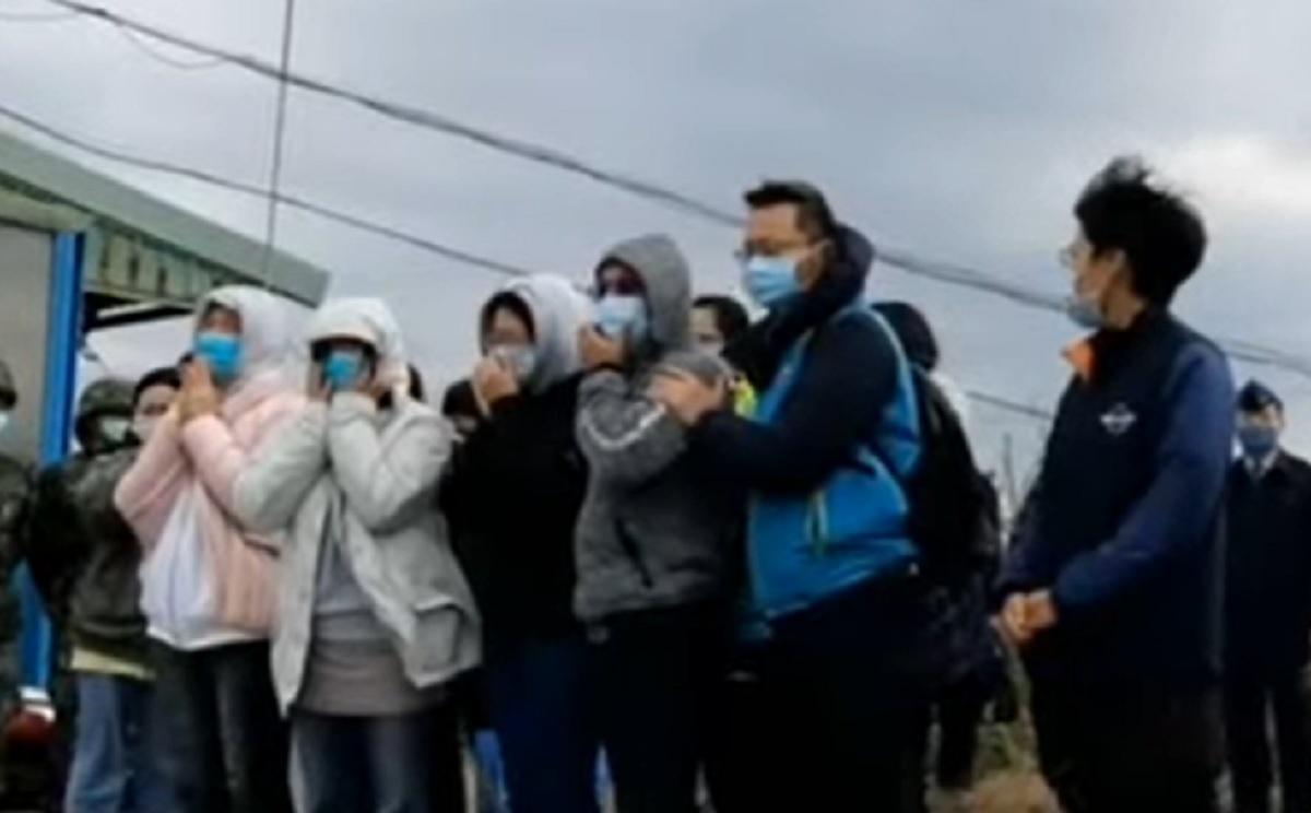 失蹤飛官的家屬到案發地點，期盼陳姓飛官早日被尋獲。（翻攝畫面）