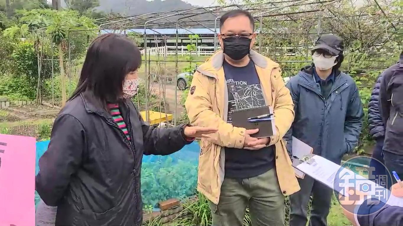 市議員彭成龍今天邀請新北市環保局官員，前往舊土城彈藥庫預計建置廚餘廠的現場會勘，聽取當地居民心聲。（讀者提供）