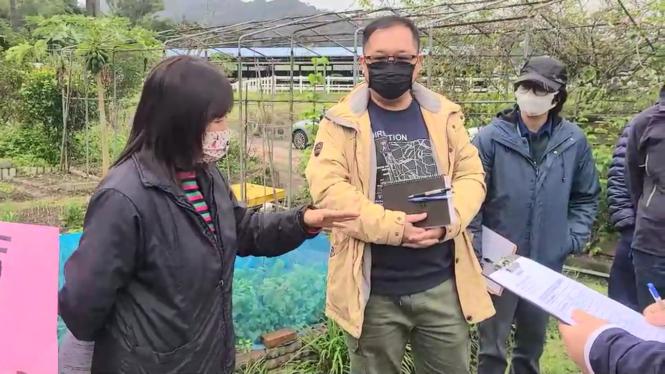 市議員彭成龍今天邀請新北市環保局官員,前往舊土城彈藥庫預計建置廚餘廠的現場會勘,聽取當地居民心聲。(讀者提供)