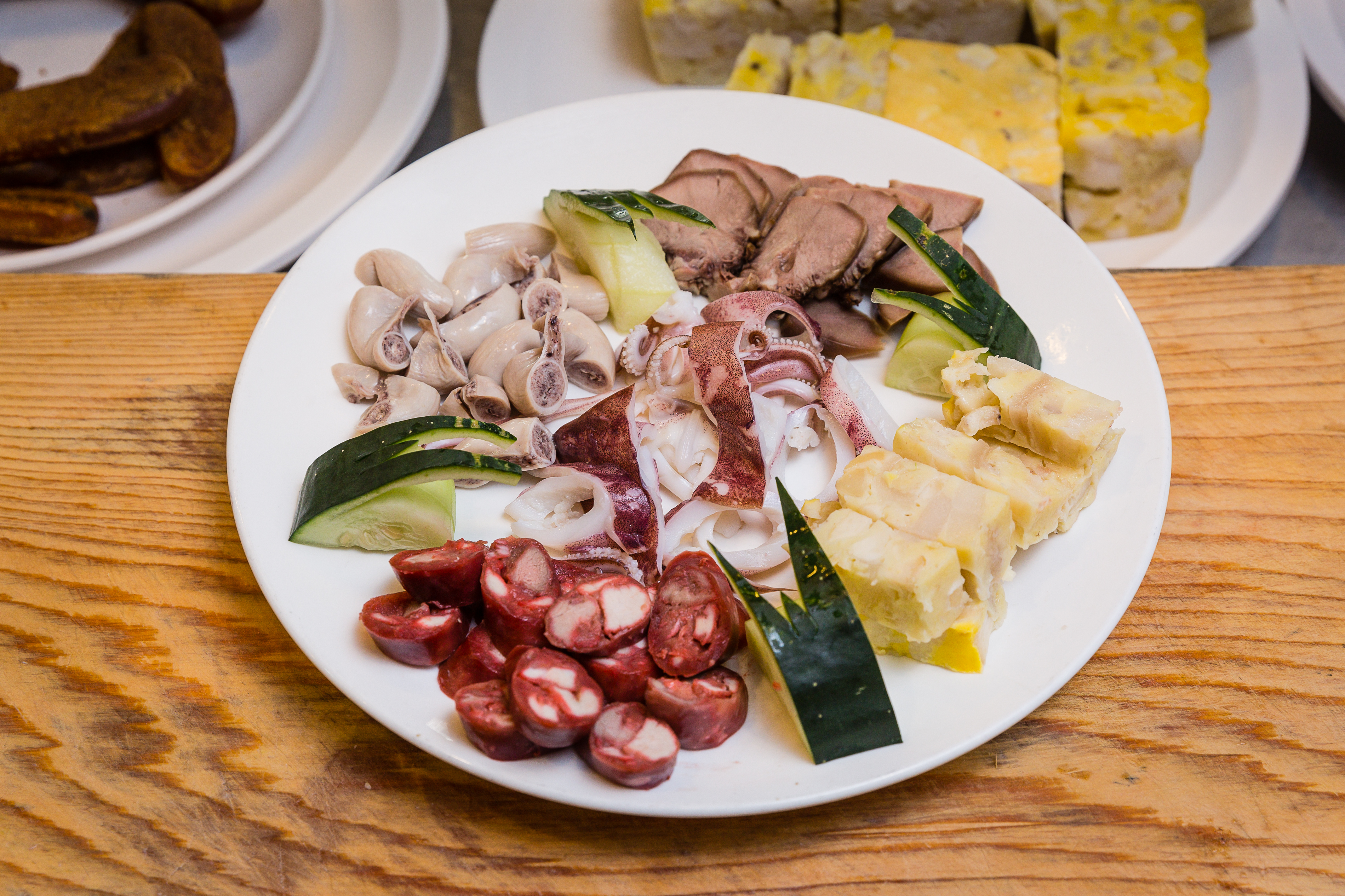 吳火塗祖傳的香腸熟肉,類似北部黑白切,可隨人數與喜好搭配。(350-550元/份)