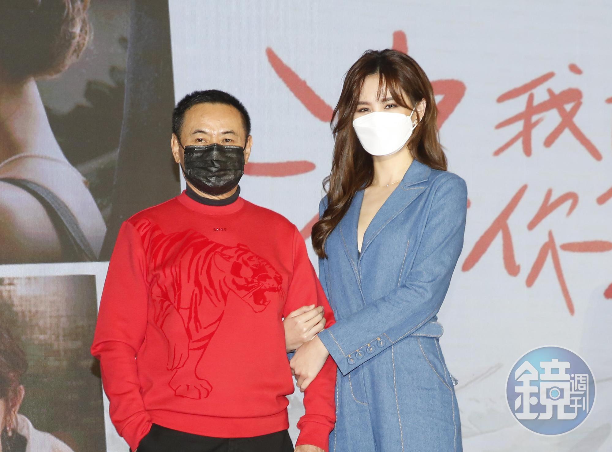 安心亞（右）和蔡振南（左）飾演父女，戲外也培養好感情。