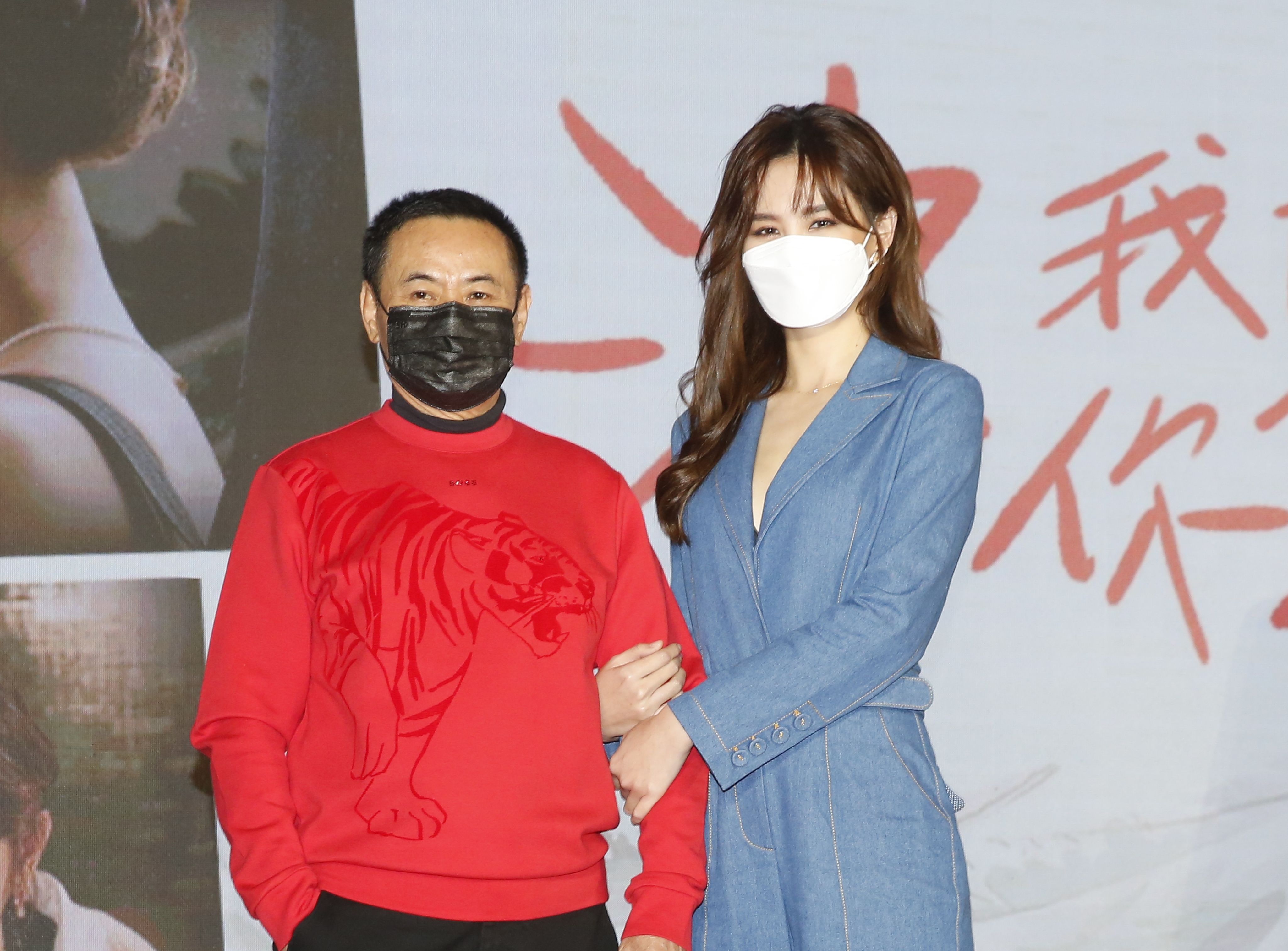 安心亞（右）和蔡振南（左）飾演父女，戲外也培養好感情。