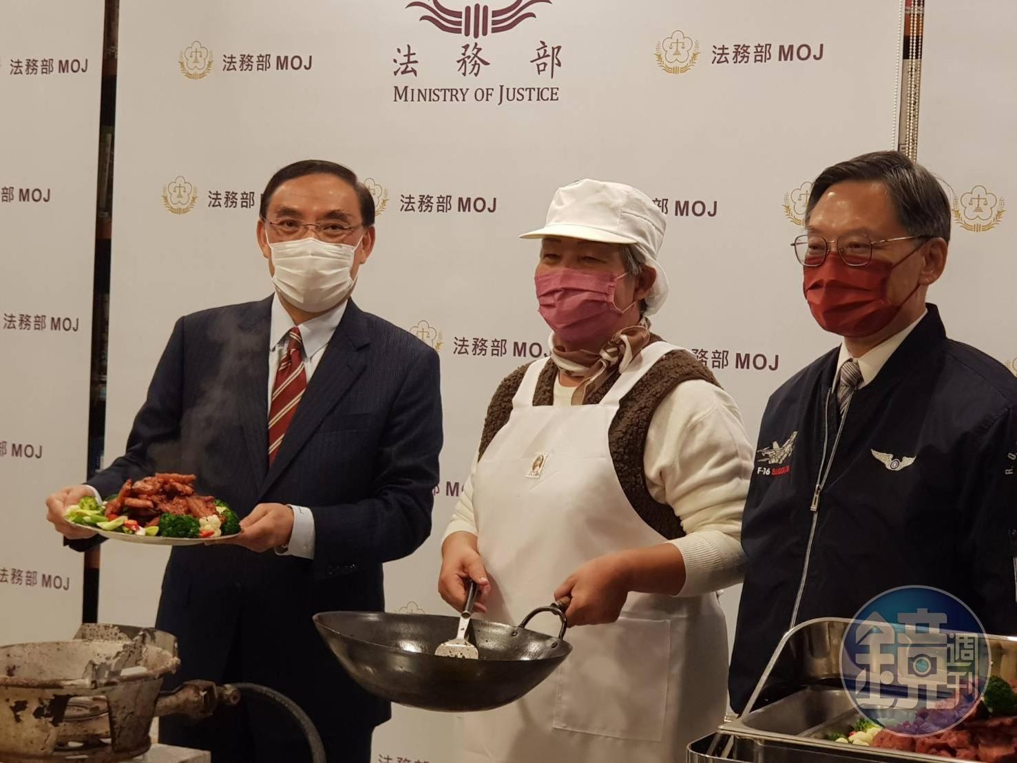 曾因販賣海洛因及開應召站被判刑16年6個月的大姊大李凱莉(中)痛改前非改開會客菜餐館,法務部長蔡清祥(左)及檢察總長江惠民(右)表示肯定,與她合影留念。