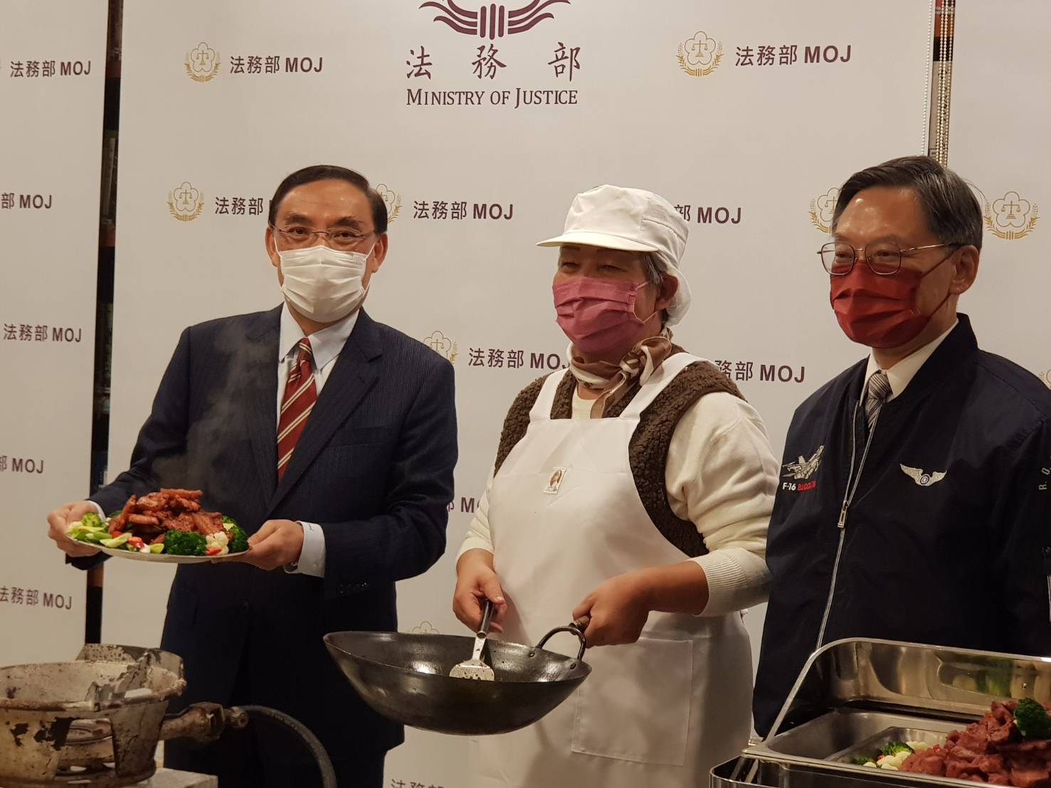 曾因販賣海洛因及開應召站被判刑16年6個月的大姊大李凱莉（中）痛改前非改開會客菜餐館，法務部長蔡清祥（左）及檢察總長江惠民（右）表示肯定，與她合影留念。