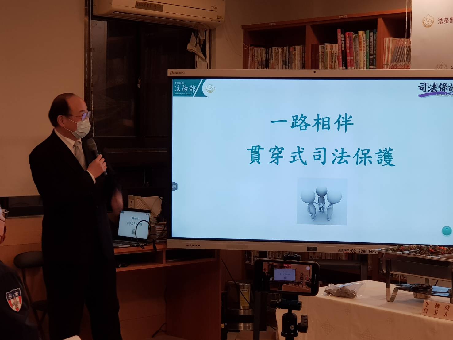 法務部保護司長黃玉垣說，李凱莉用心炒出的會客菜是家屬與受刑人間的橋樑，法務部也秉持一路相伴的貫穿式司法保護來協助更生人重返社會。