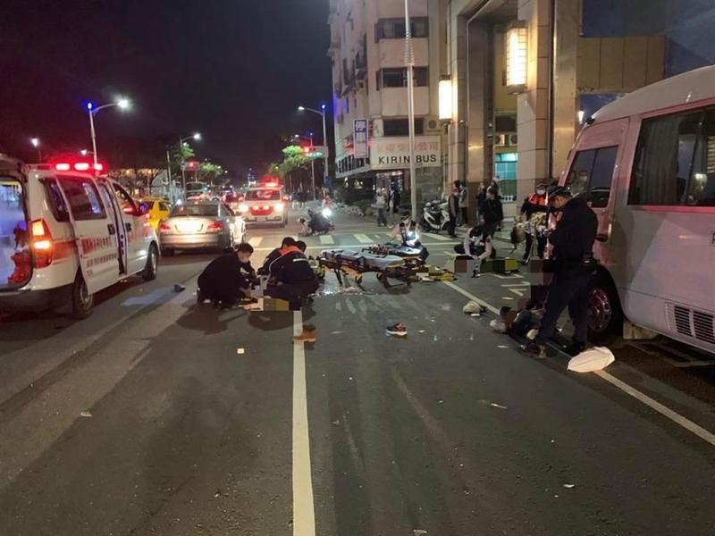 黃姓男子上月26日晚間在高雄市酒後駕駛BMW,撞上正在過馬路的一家四口,導致一家人天人永隔。(翻攝畫面)