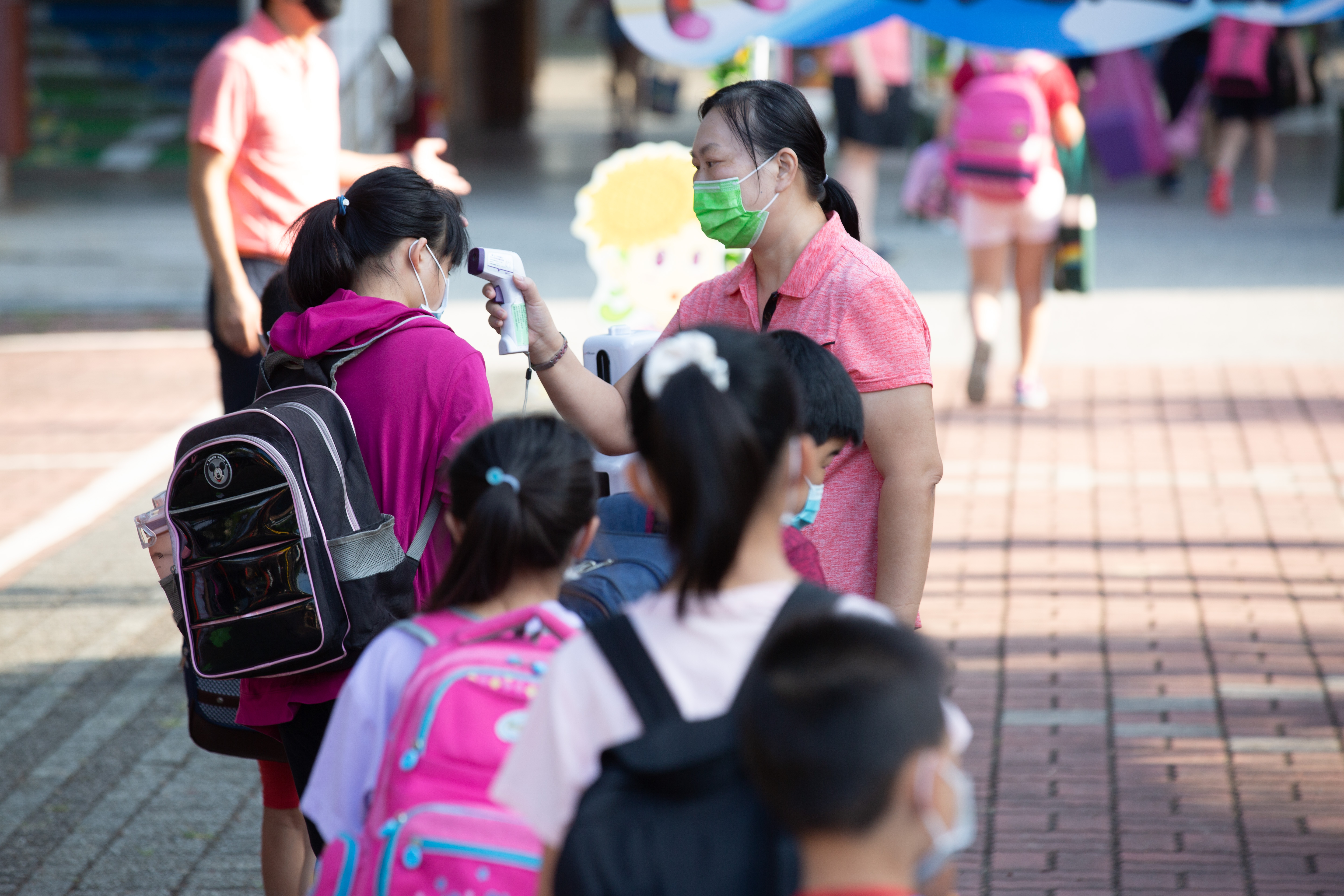 護理師子女及其就讀的小學與補習班全員採陰，明日起復課，但教育局提醒仍要繼續健康監測；圖為示意圖，非新聞當事人。（本刊資料照）