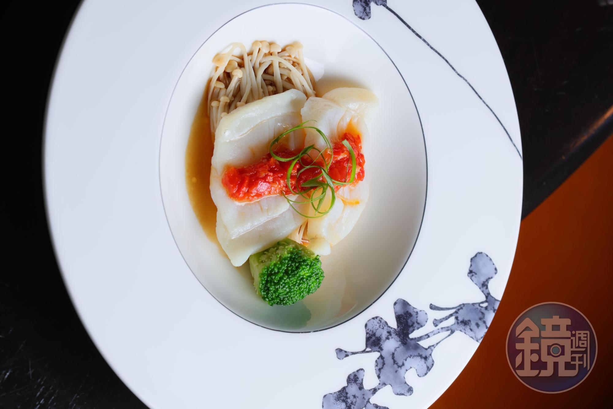 象徵「年年慶有餘」的「剁椒蒸龍膽斑」,洋溢微微辣味,正可與VSOP搭襯。