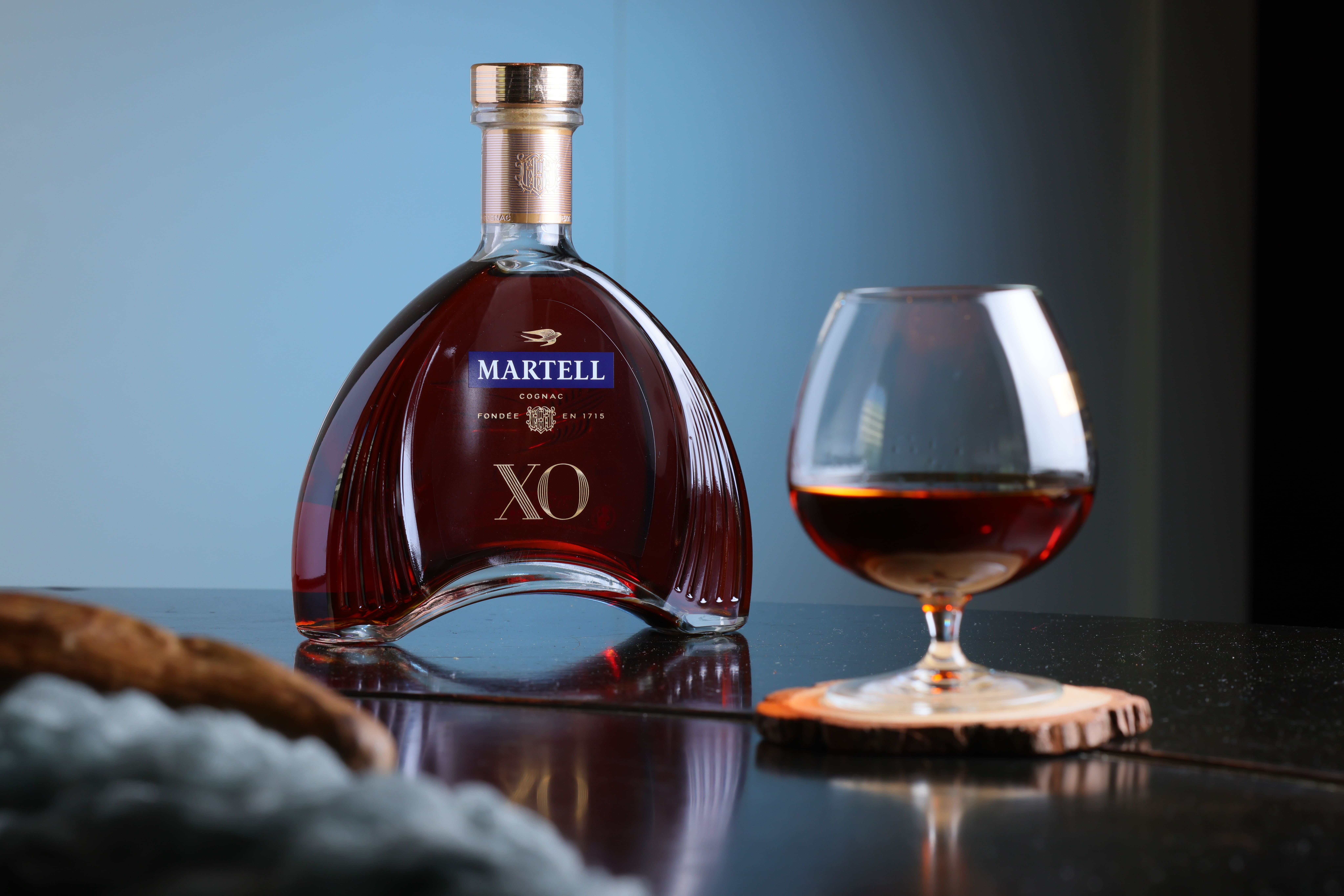「馬爹利XO干邑白蘭地」取用法國干邑大香檳區與邊緣區出產的生命之水,造就順口芳醇的經典花香。