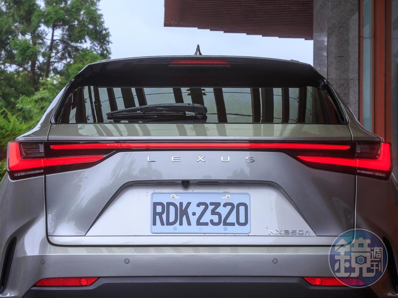 首次採用「L E X U S」字樣取代車尾logo的車身識別,全新設計的貫穿式尾燈組更讓辨識度提高了不少。