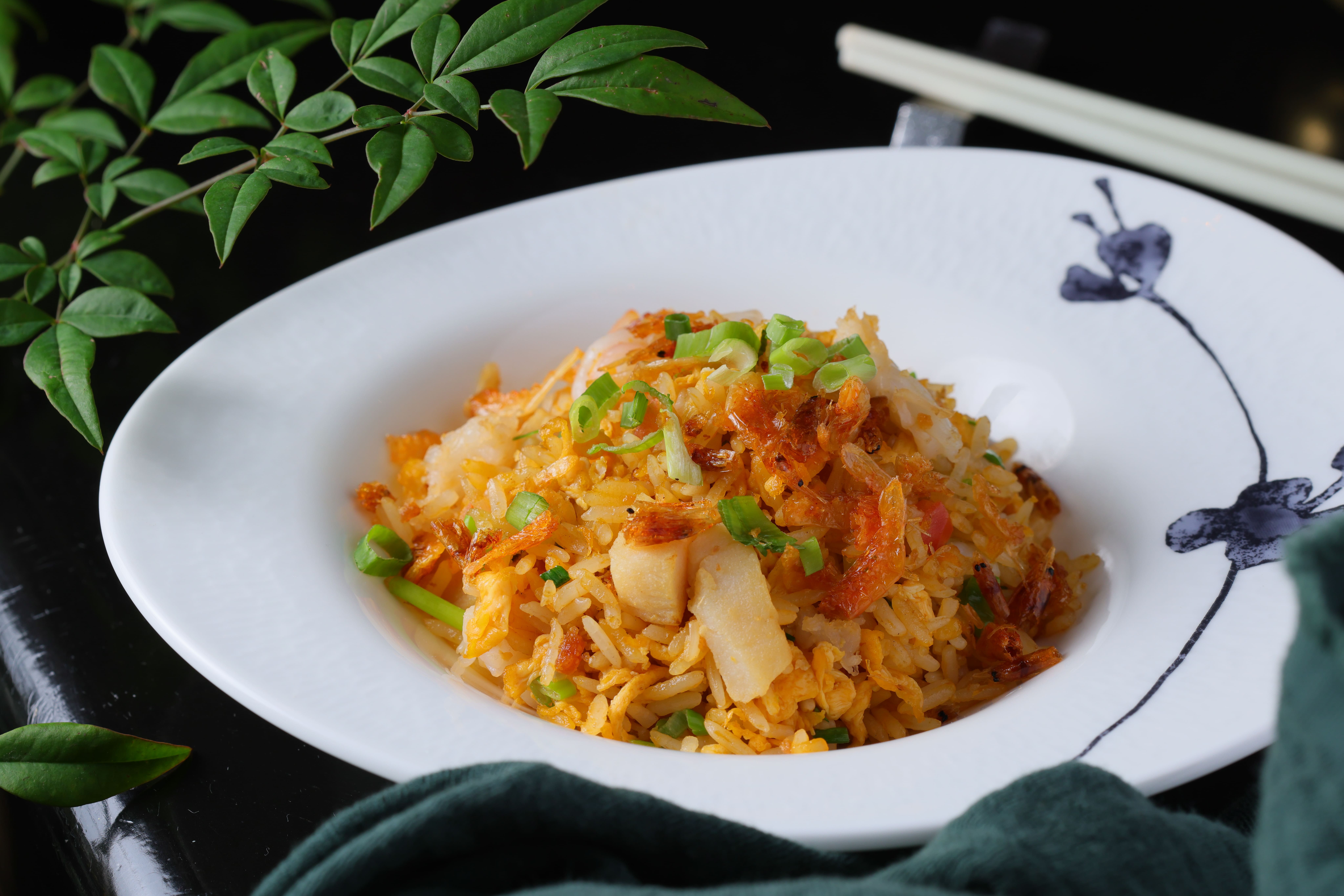經典的雅閣炒飯在年菜系列中變身為「富貴福滿 堂」,以大火炒出鑊氣,具 備鬆軟、黏甜的雙樣口感。