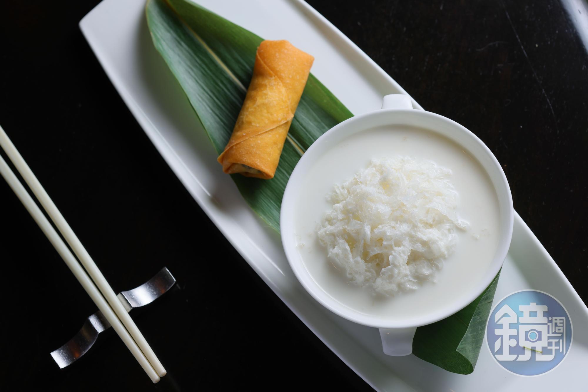 以廣東話「家肥屋潤」寓意春節富裕的燕窩蛋白杏仁茶， 搭配手工年糕上桌。