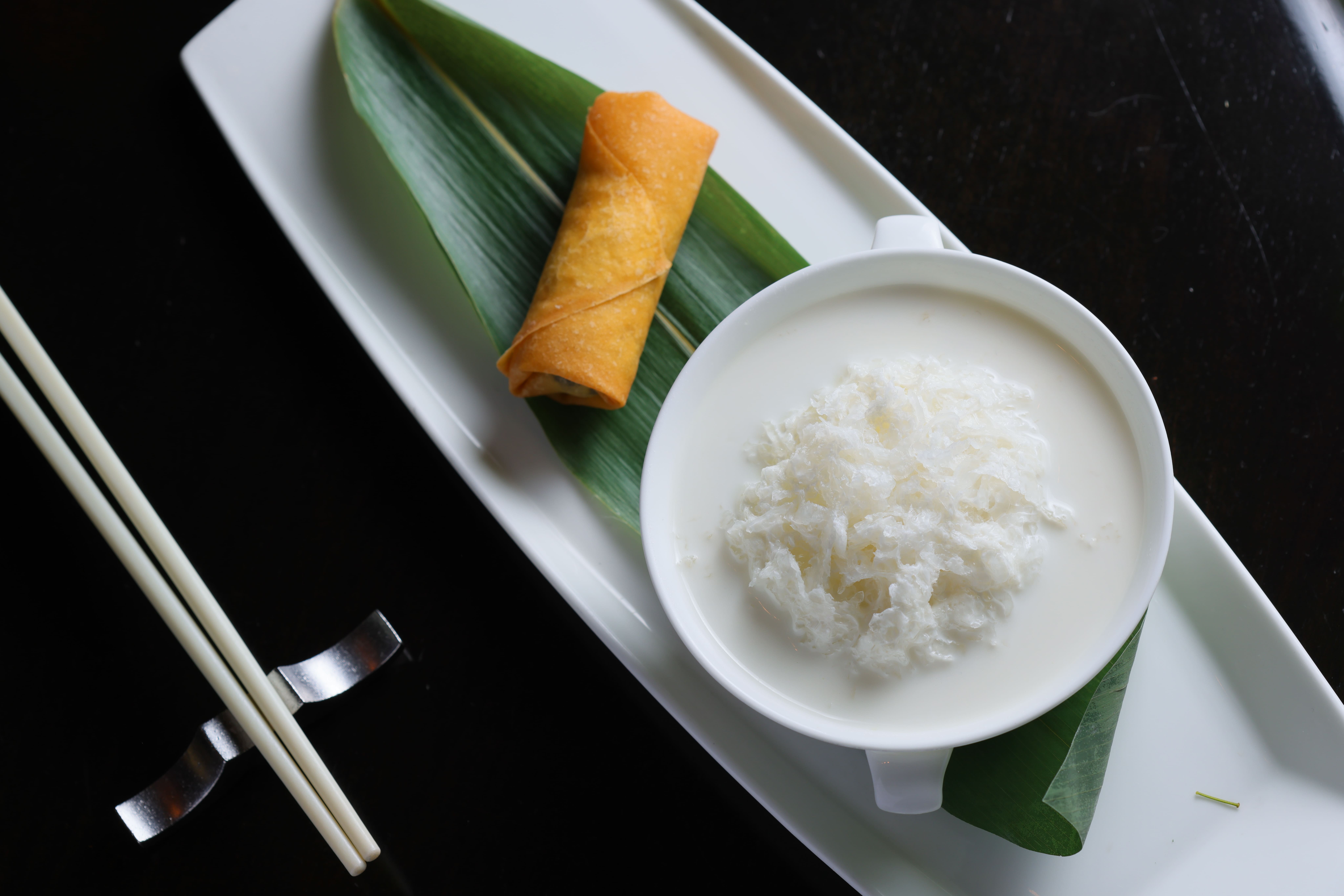 以廣東話「家肥屋潤」寓意春節富裕的燕窩蛋白杏仁茶, 搭配手工年糕上桌。