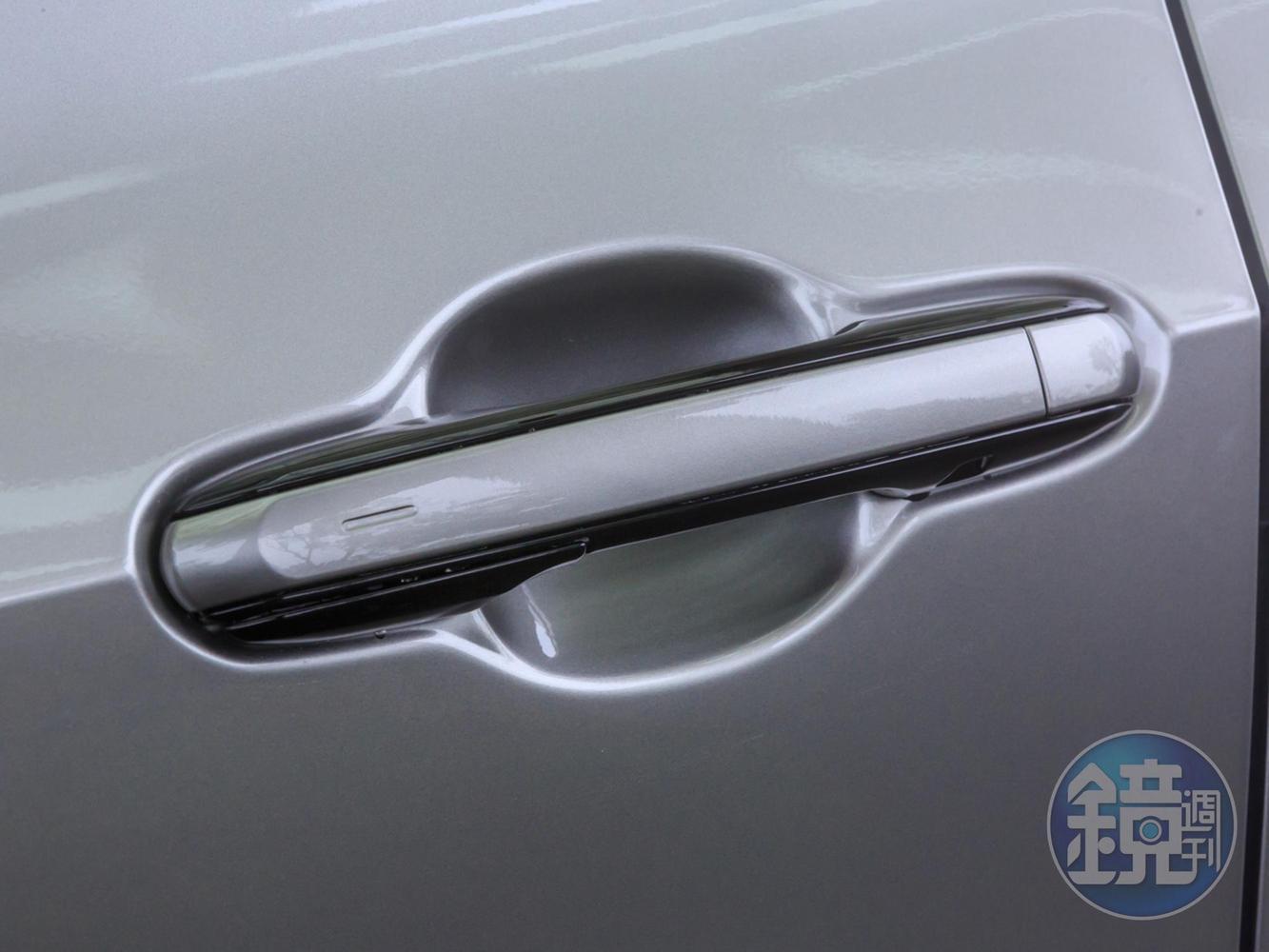 全車系標配E-Latch電子式門把,它採用門把本體固定,然後輕壓把手內側的微動開關來開啟車門。