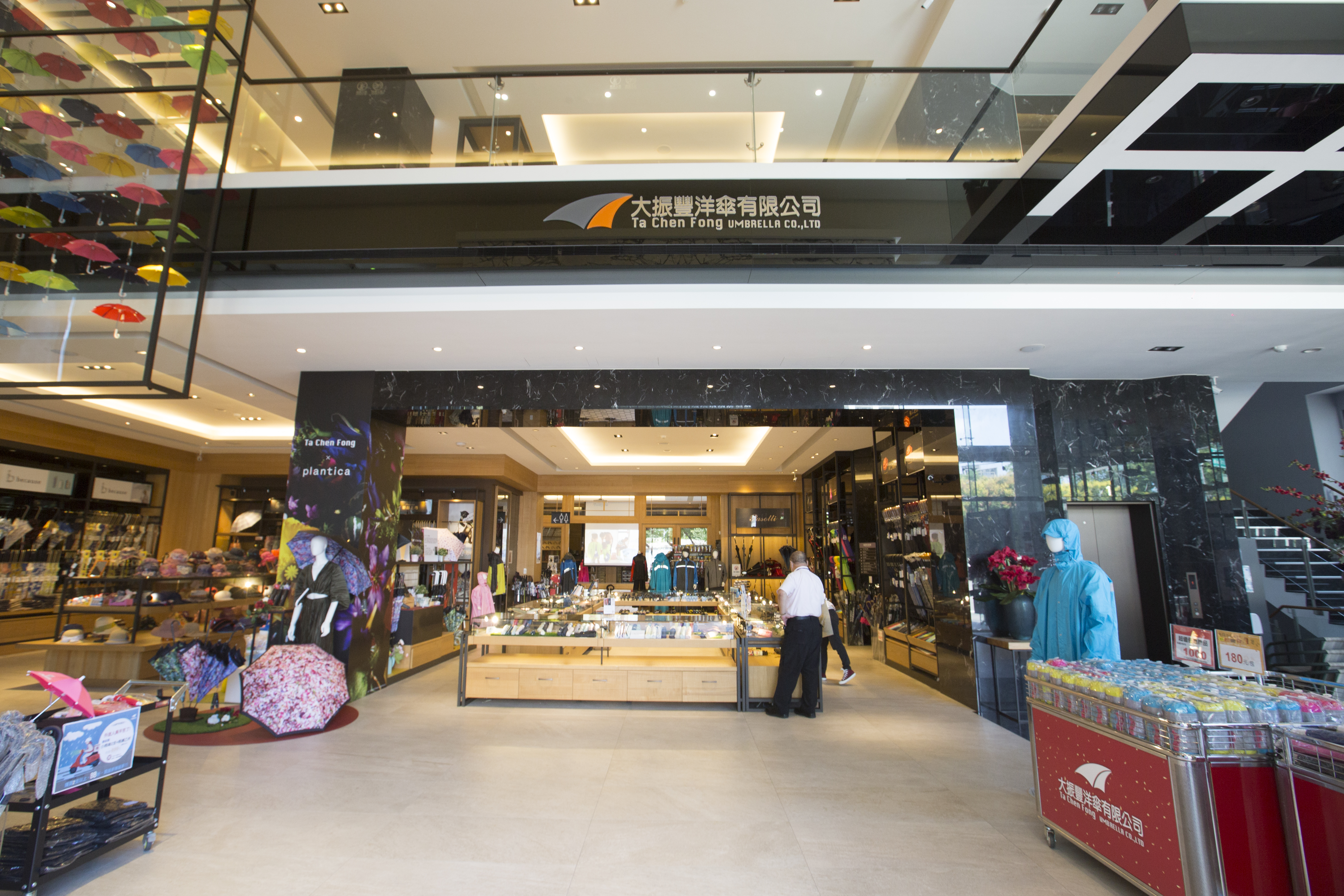 看好傘業市場，大振豐5年前斥資1.5億元打造千坪的文創館兼旗艦店。