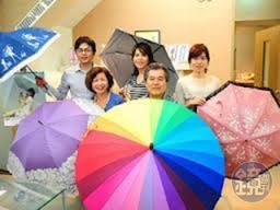 陳生宏(彩色傘)自豪大振豐洋傘是家族企業,偕妻兒同心打拚。