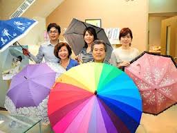 陳生宏(彩色傘)自豪大振豐洋傘是家族企業,偕妻兒同心打拚。
