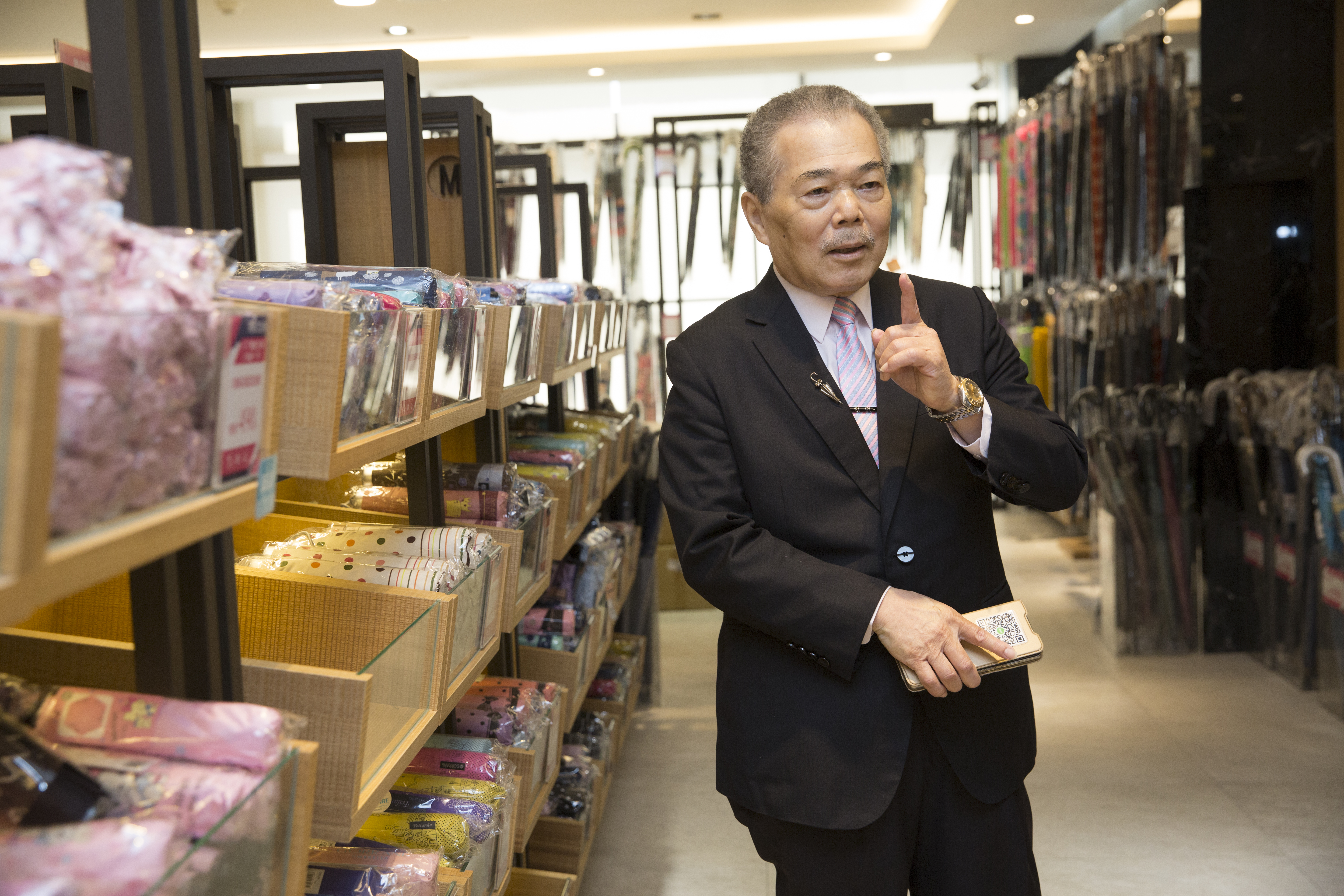 除自有通路，陳生宏還打入家樂福、寶雅等量販、五金、街邊等逾千家實體通路，在國內市占高達8成，隨時保持在80～120萬隻安全庫存量。