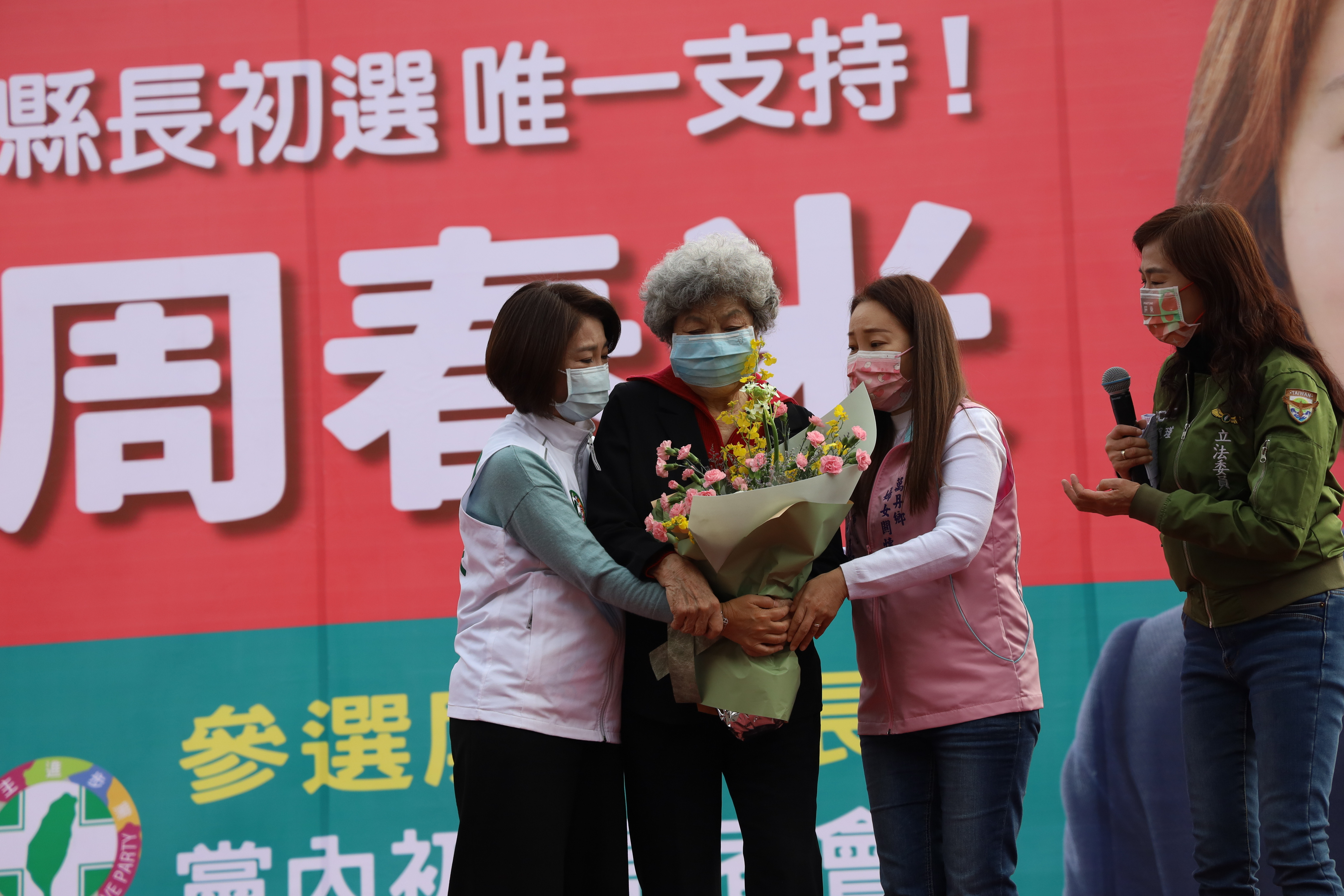 周春米11日宣布參選的記者會上,楊四海律師遺孀蘇淑美在記者會中登台致詞。(周春米團隊提供)