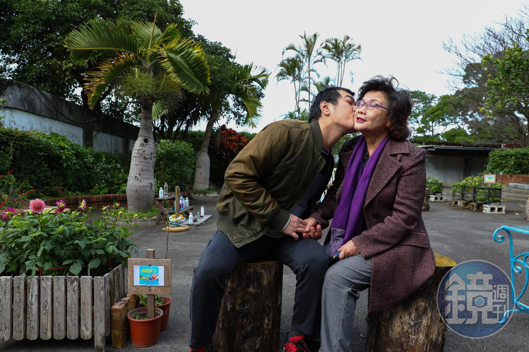兒子住進八里療養院後，王幼玲與先生去探視兒子。兒子無法言語表達，但喜歡肢體接觸，會擁抱、親吻父母。