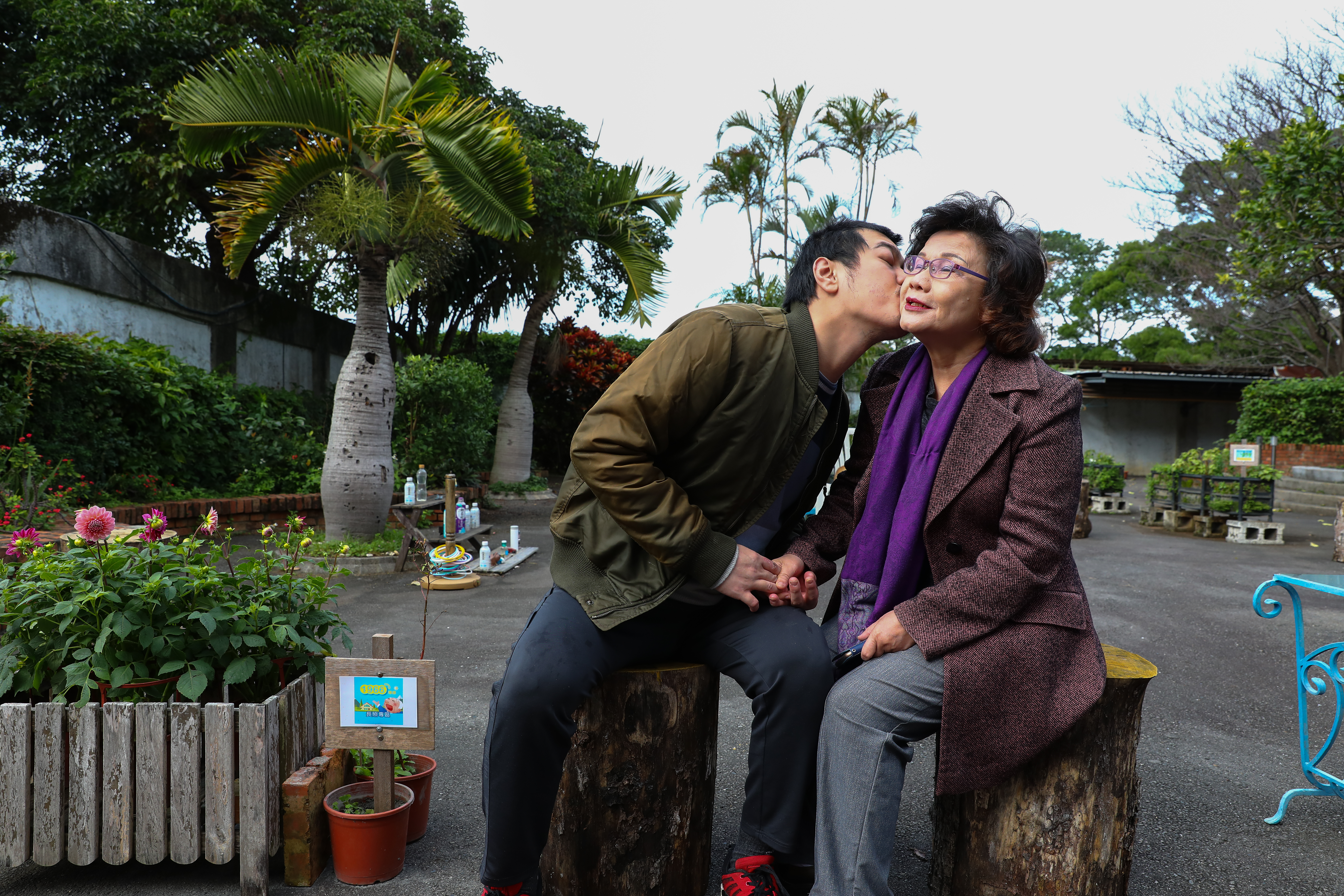 兒子住進八里療養院後，王幼玲與先生去探視兒子。兒子無法言語表達，但喜歡肢體接觸，會擁抱、親吻父母。